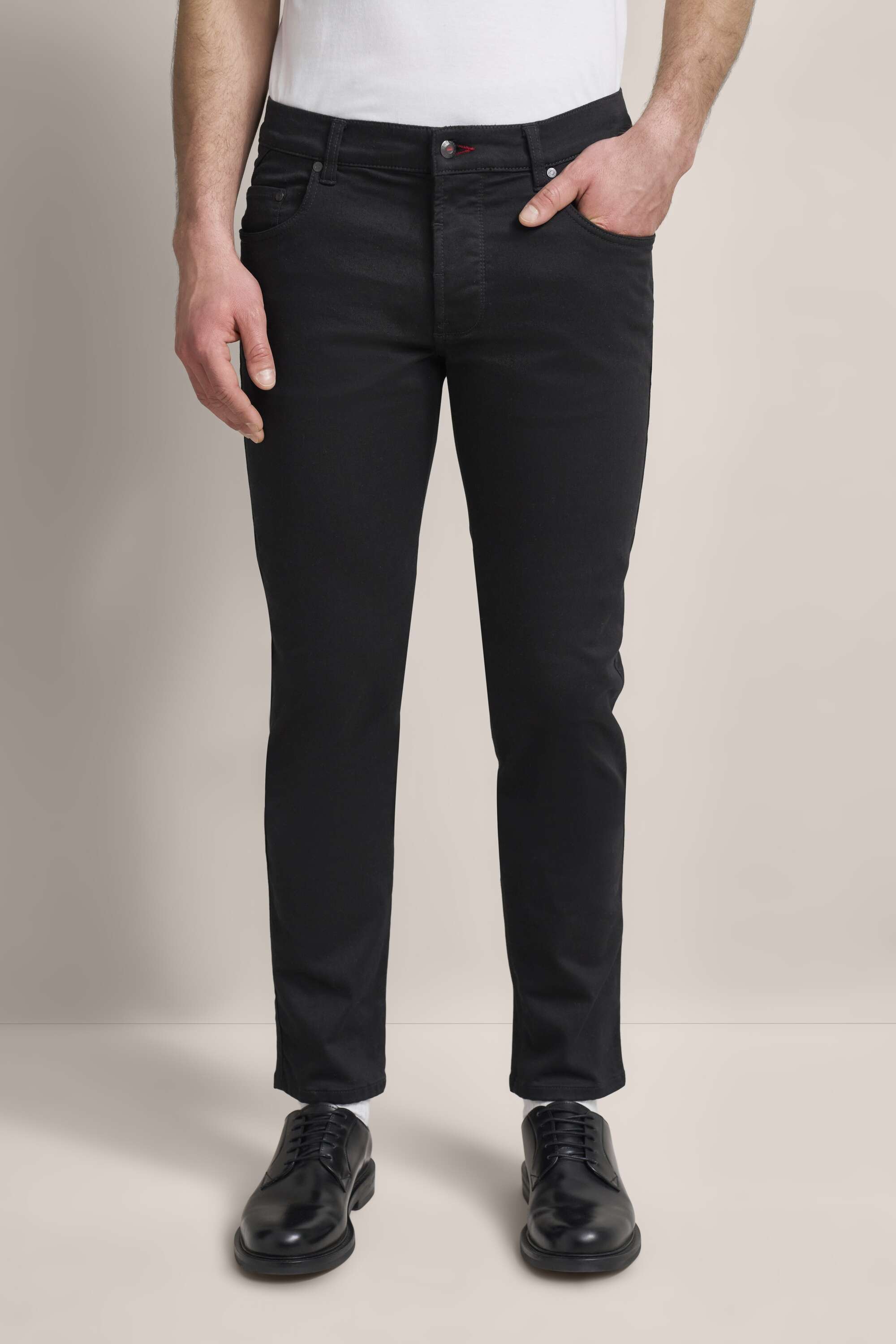 Jeans aus hochwertiger Baumwollmischung in schwarz