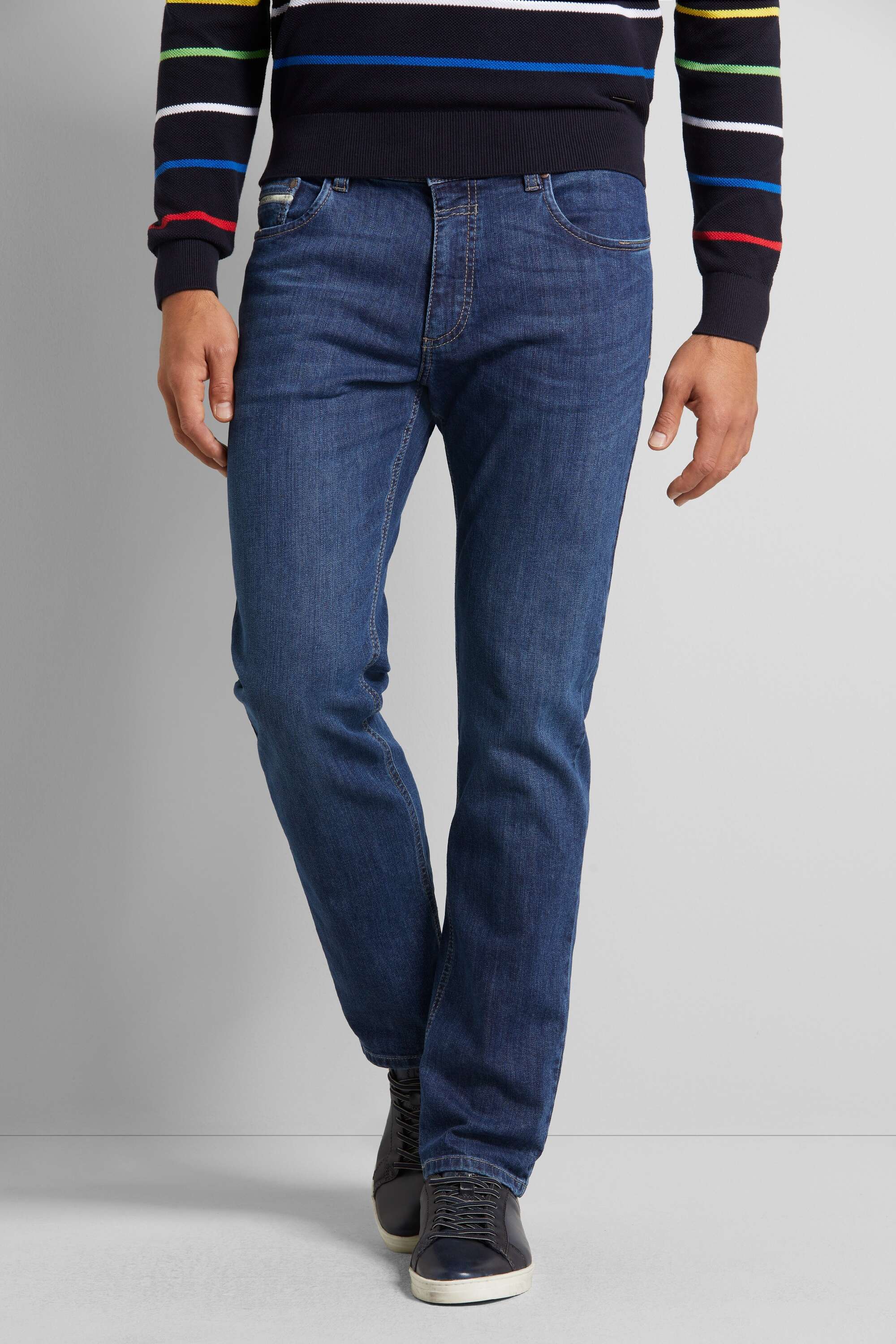 Jeans mit einem leichten Used-Look in blau