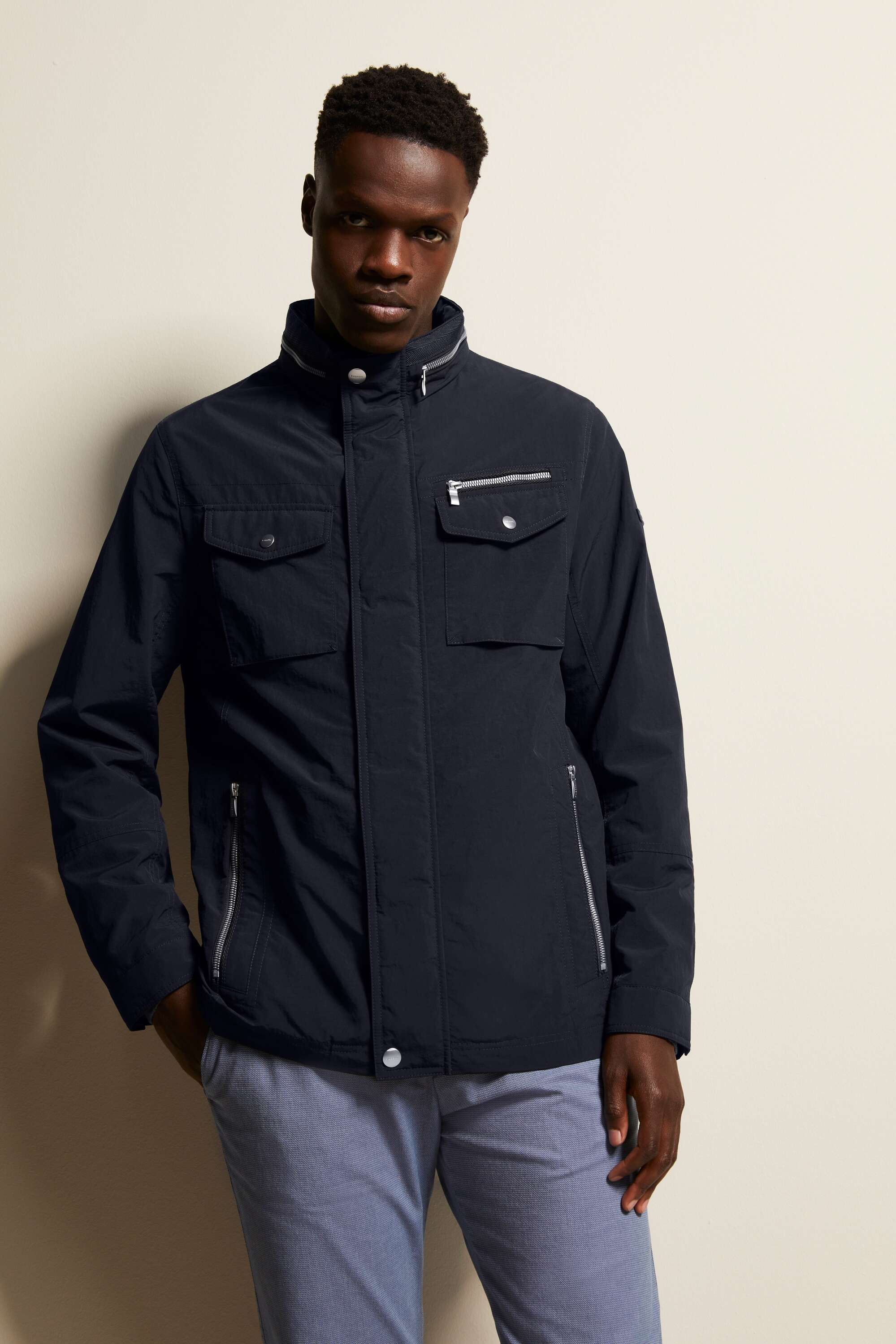 Blouson mit einrollbarer Kapuze in marine