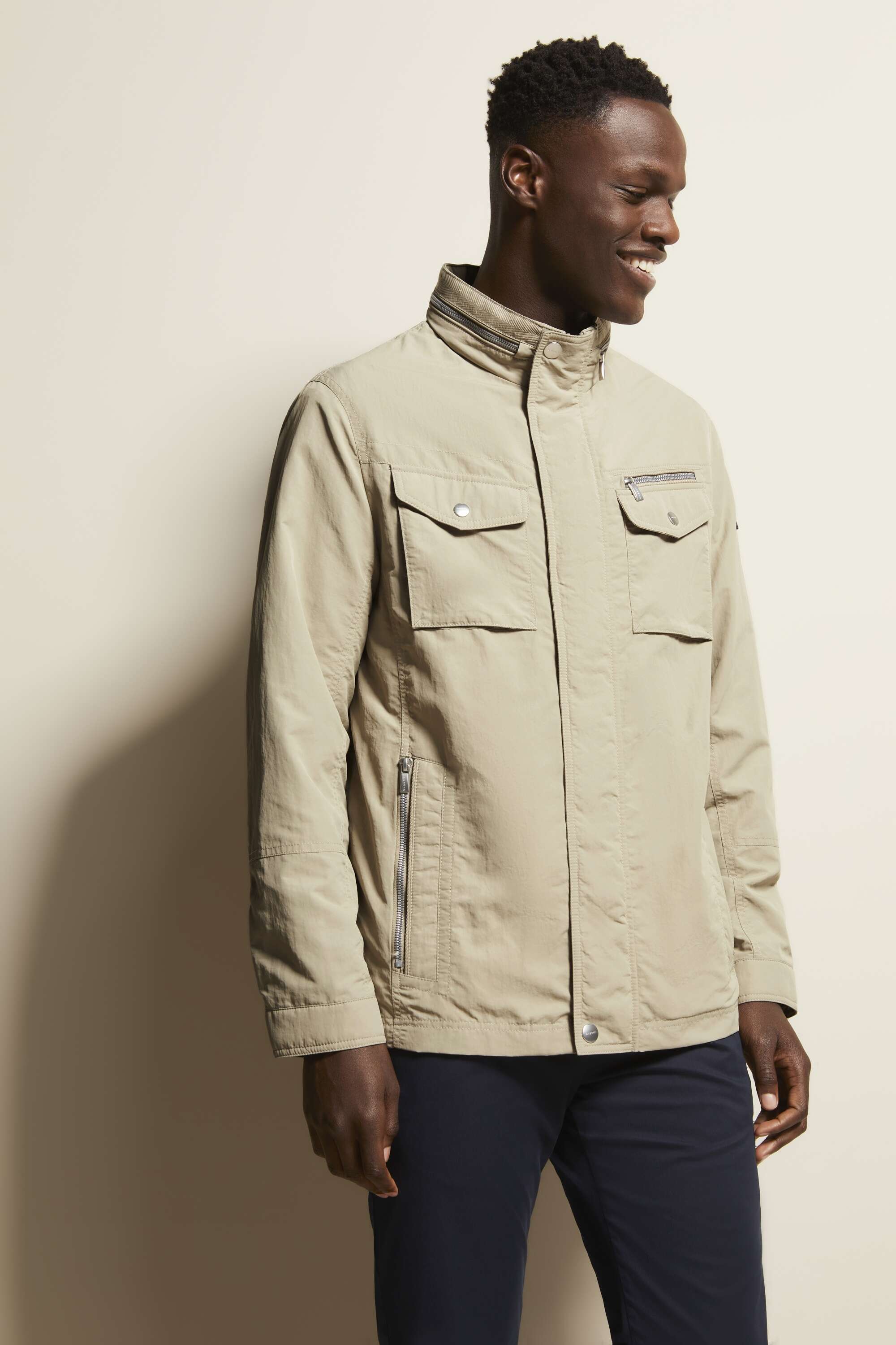 Blouson mit einrollbarer Kapuze in beige