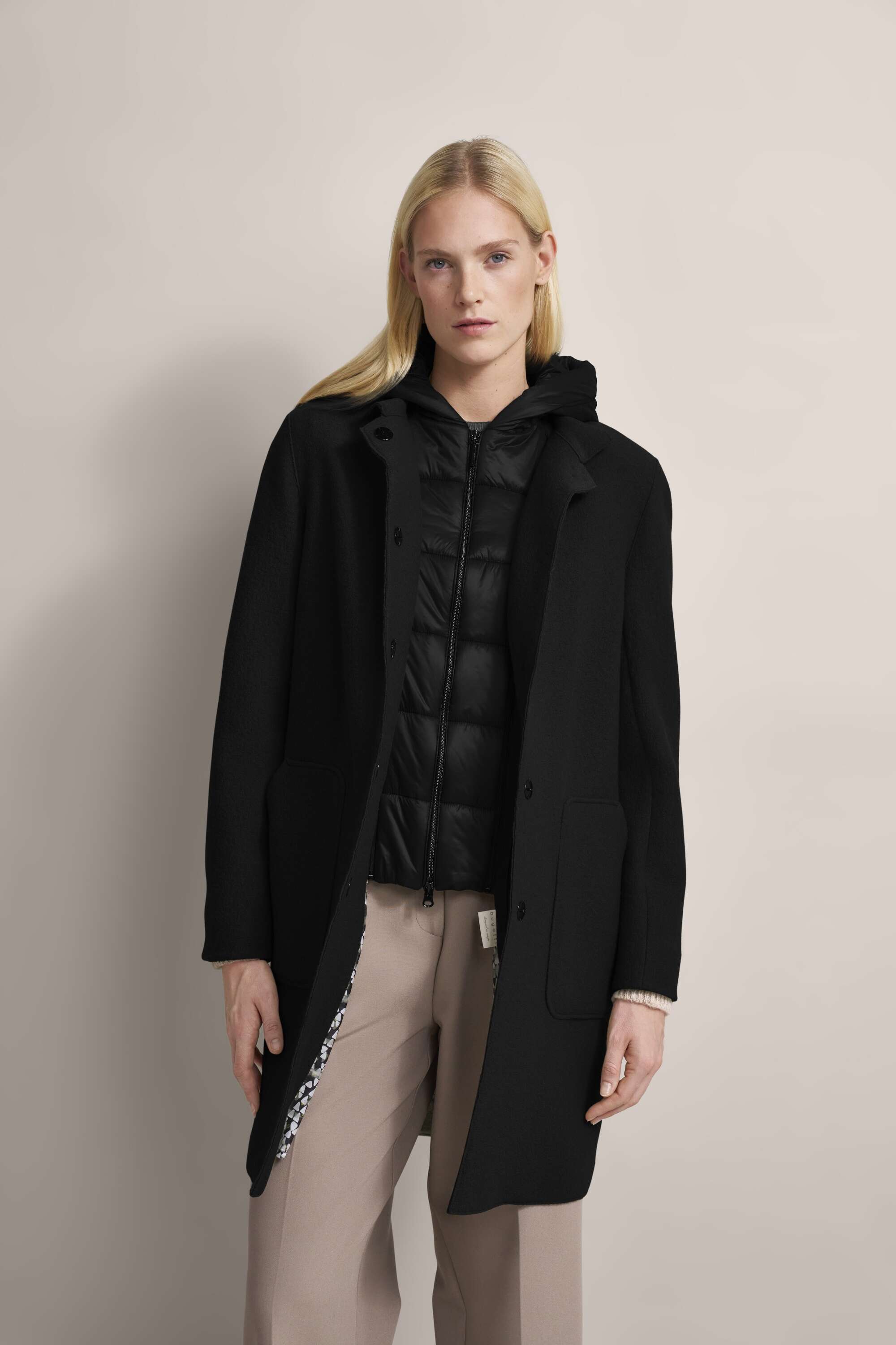 Parka mit Materialmix in schwarz