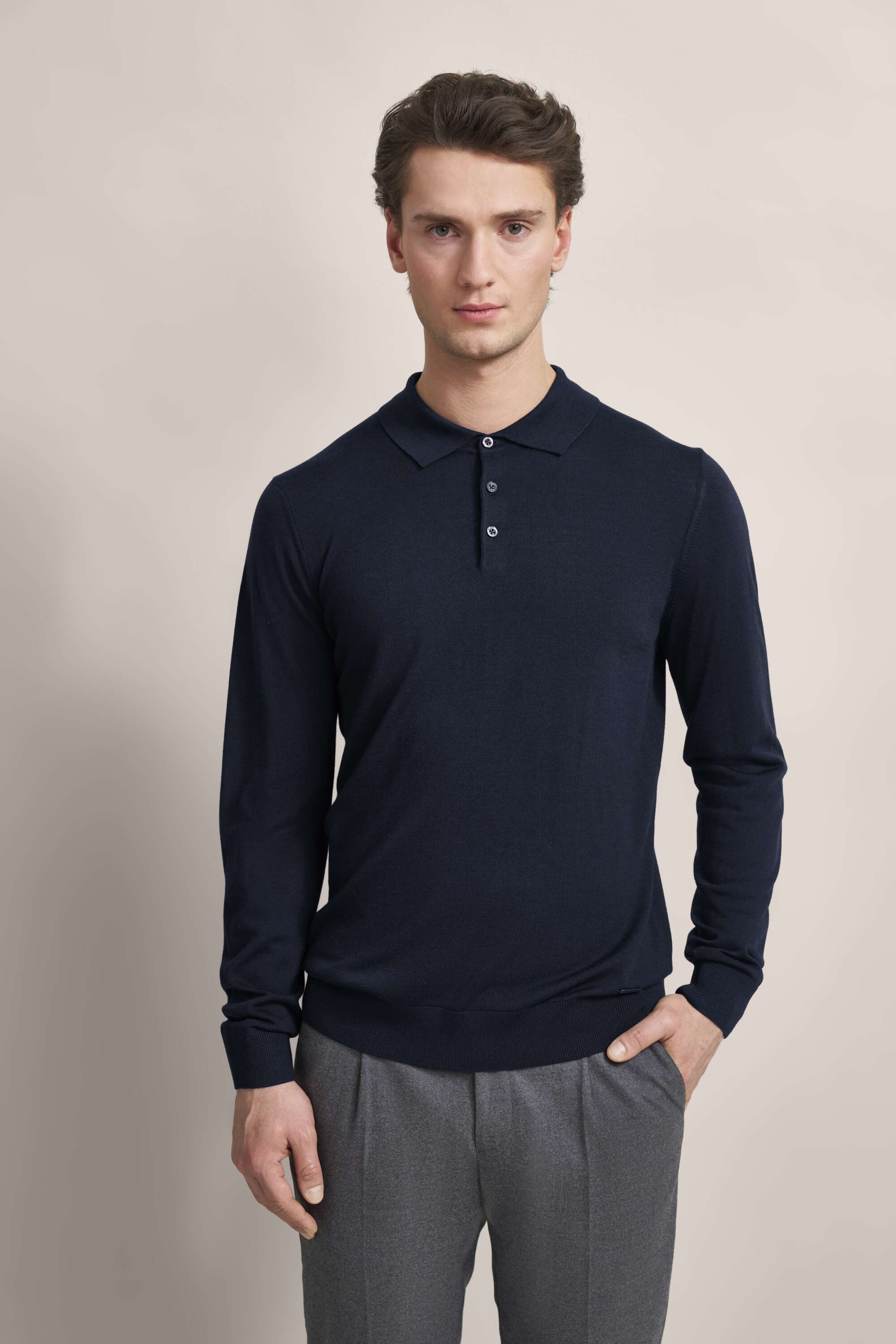 Langarm-Poloshirt in moderner Optik in marine