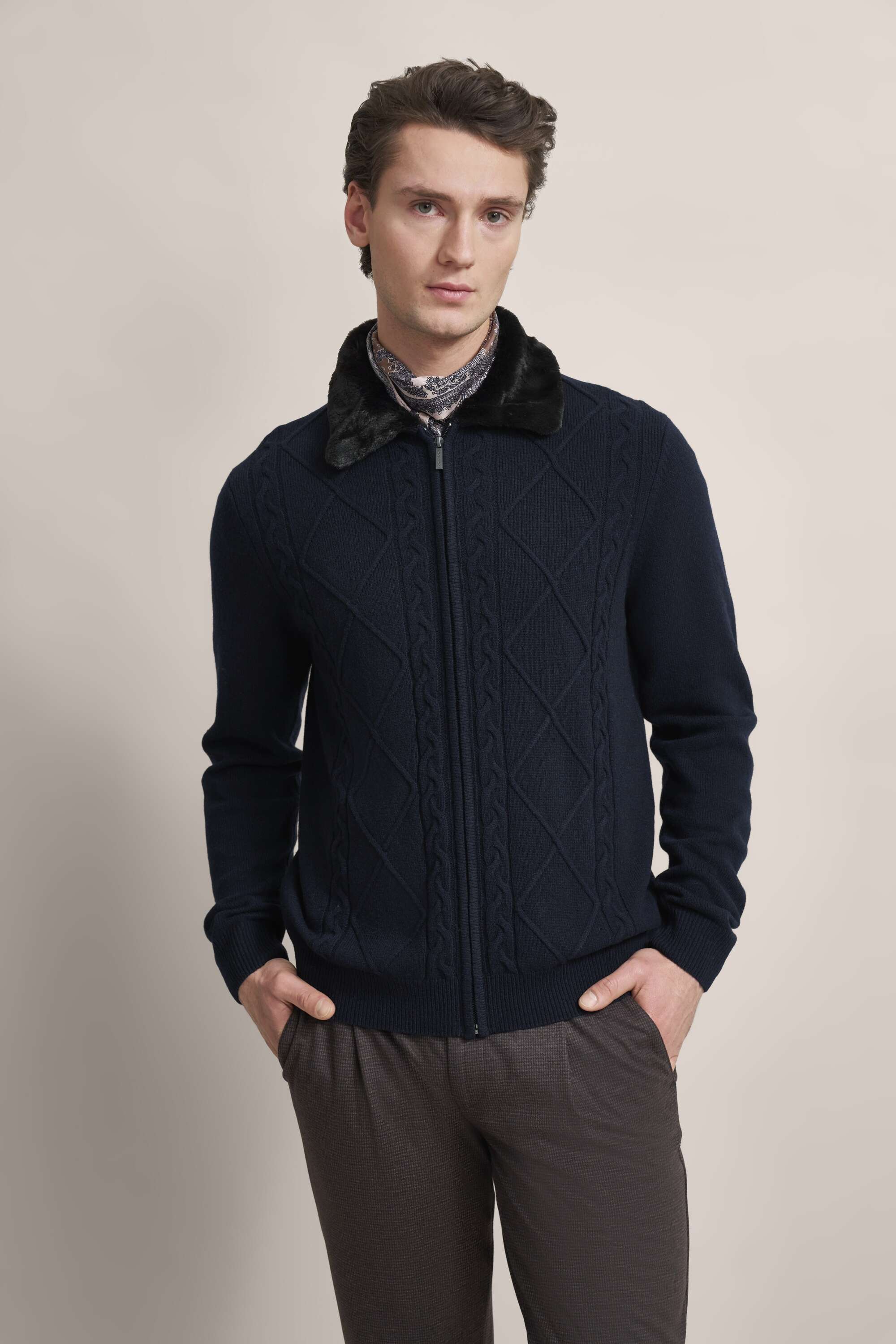 Strickjacke mit unechtem Fellkragen in marine