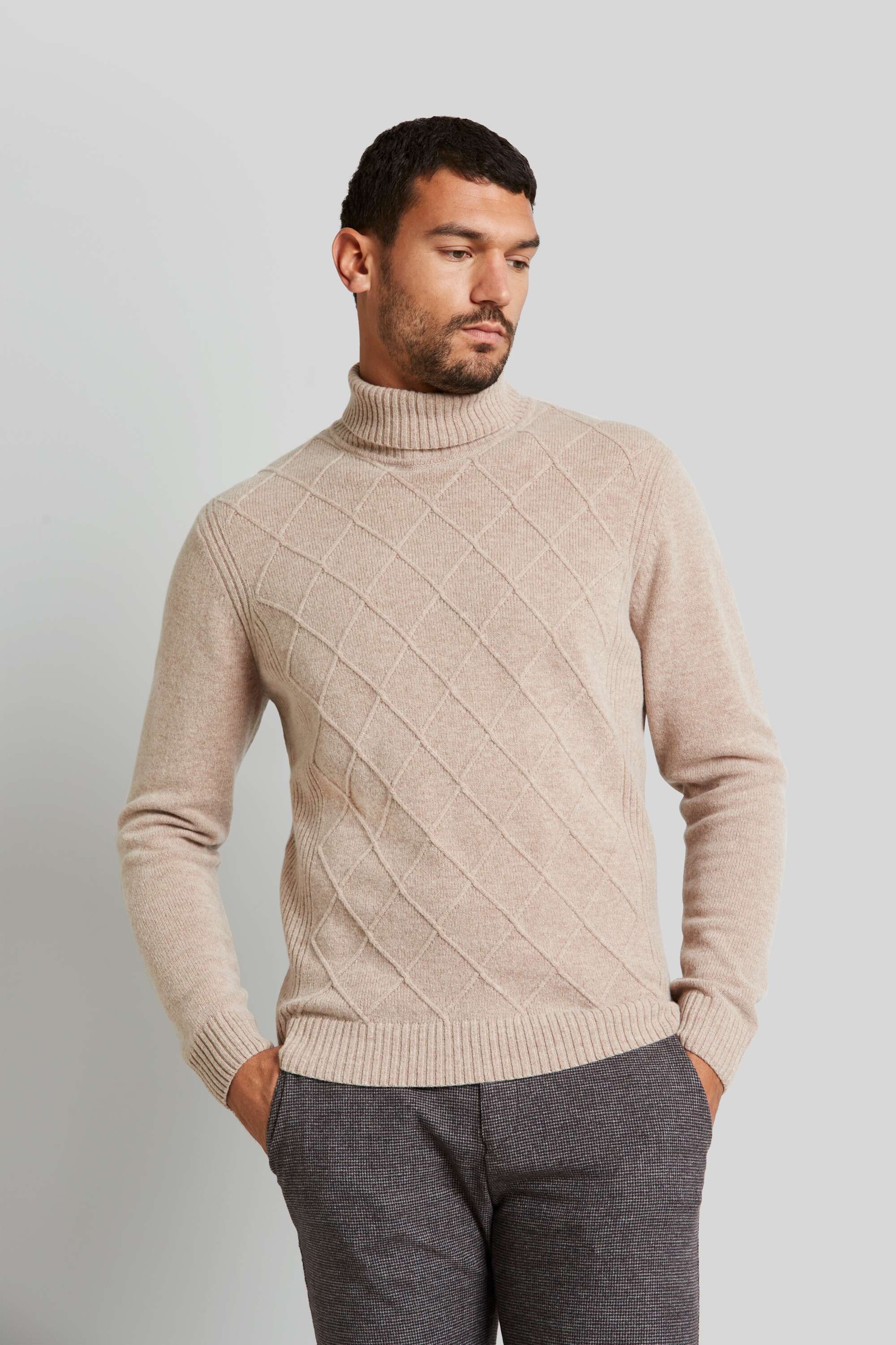 Rollkragenpullover mit 3-D-Rautenmuster in beige