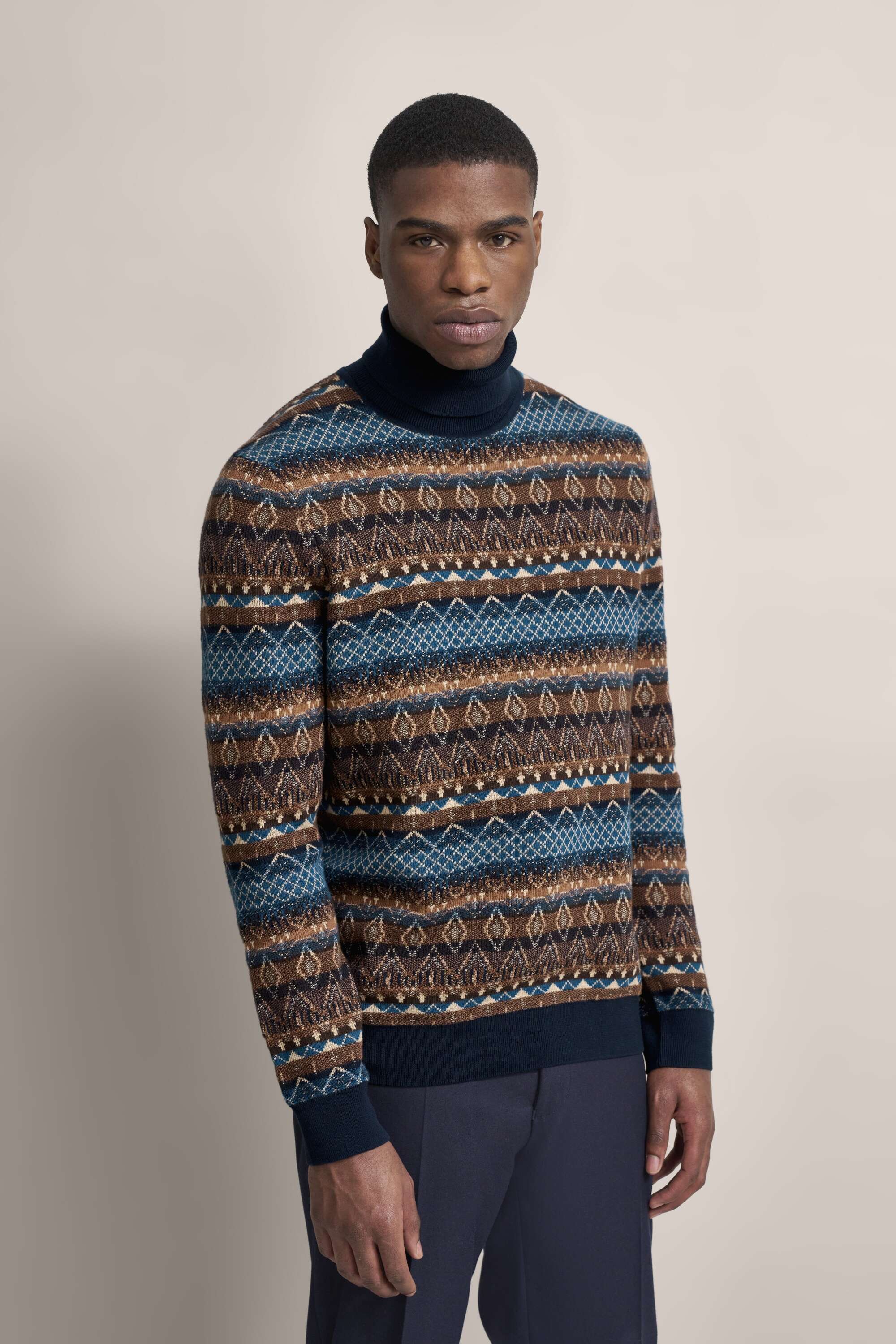 Rollkragenpullover mit Multicolor-Muster in braun