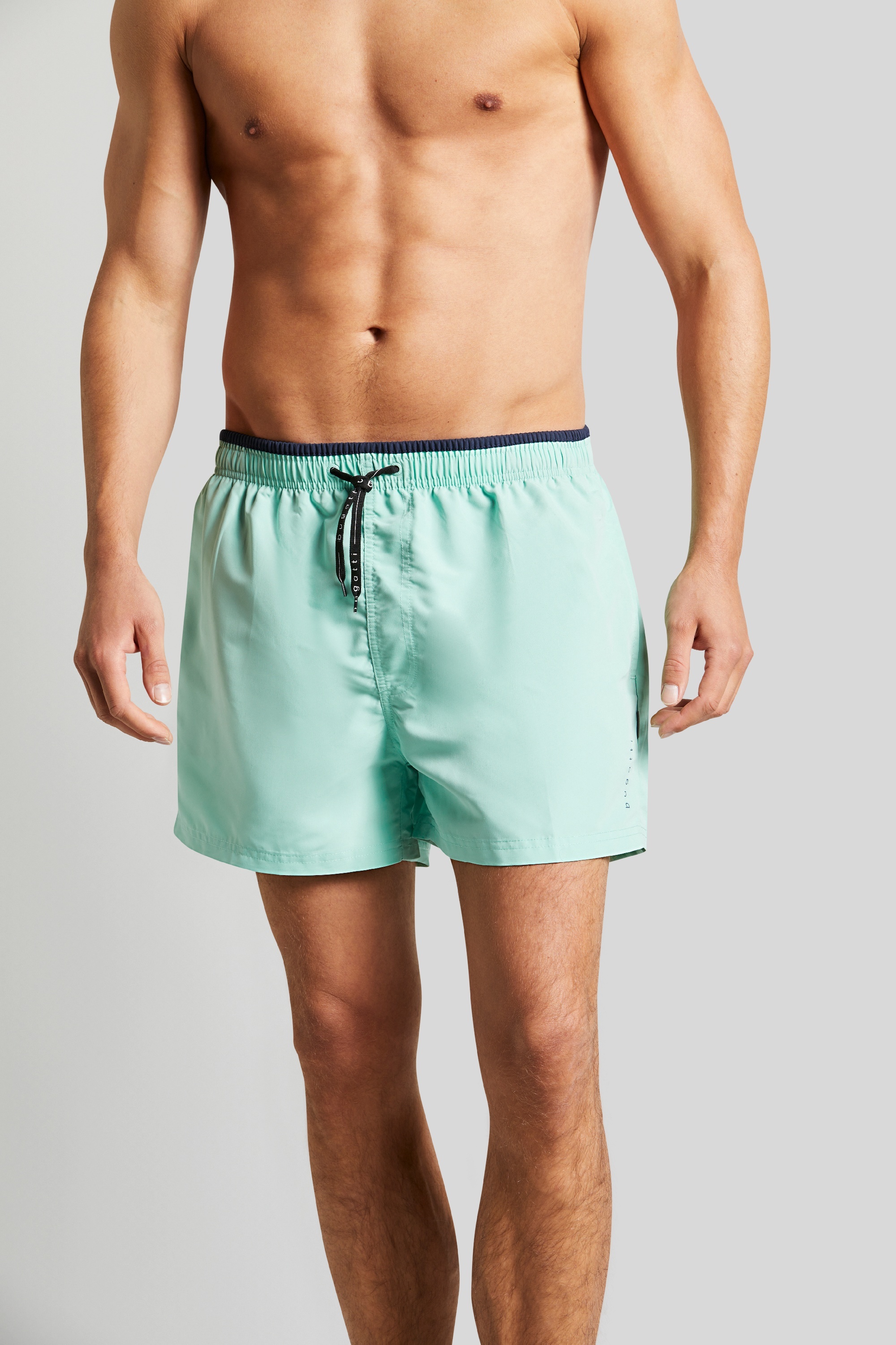 Badehose mit dezentem bugatti Schriftzug in mint