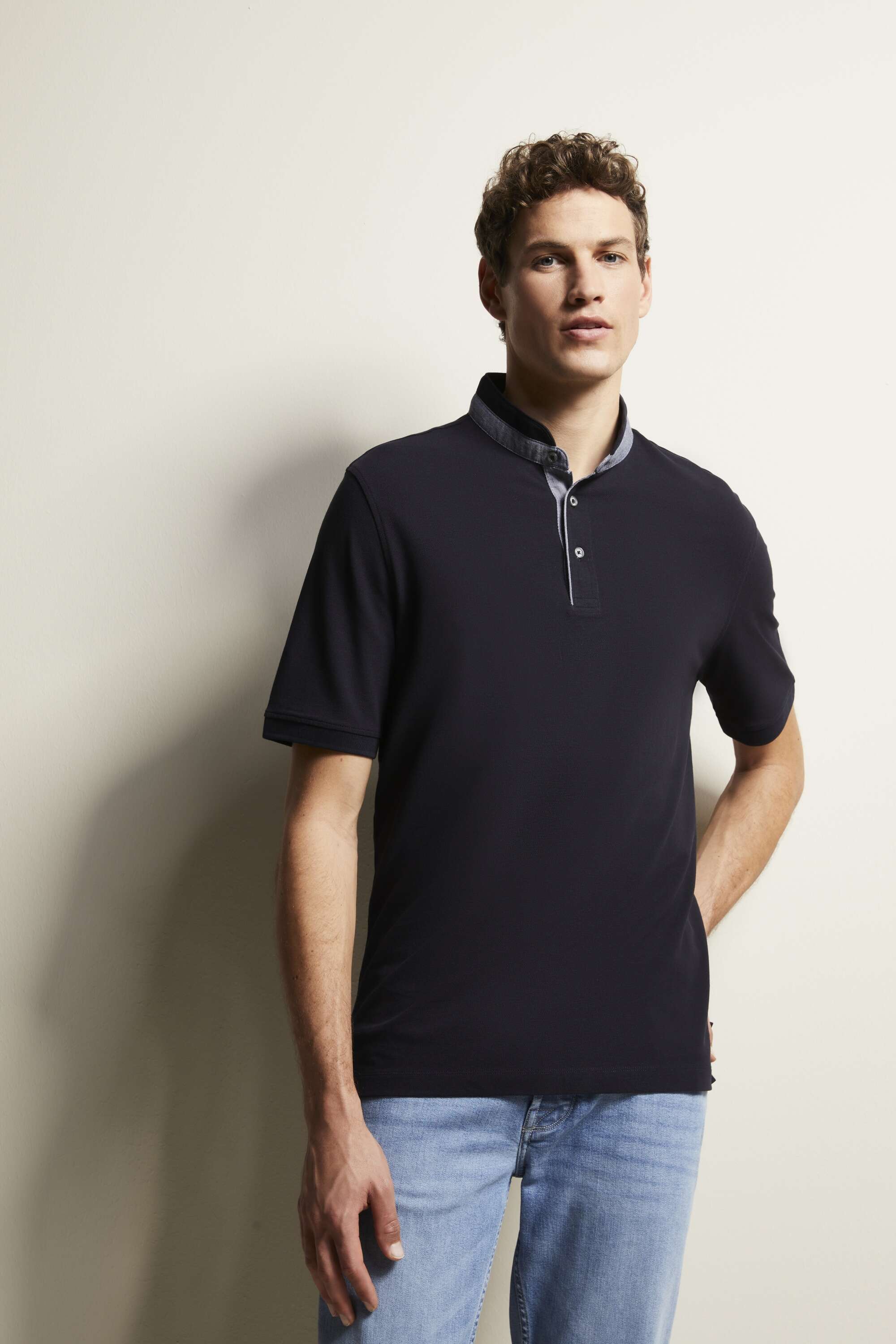 Poloshirt mit Stehkragen in marine