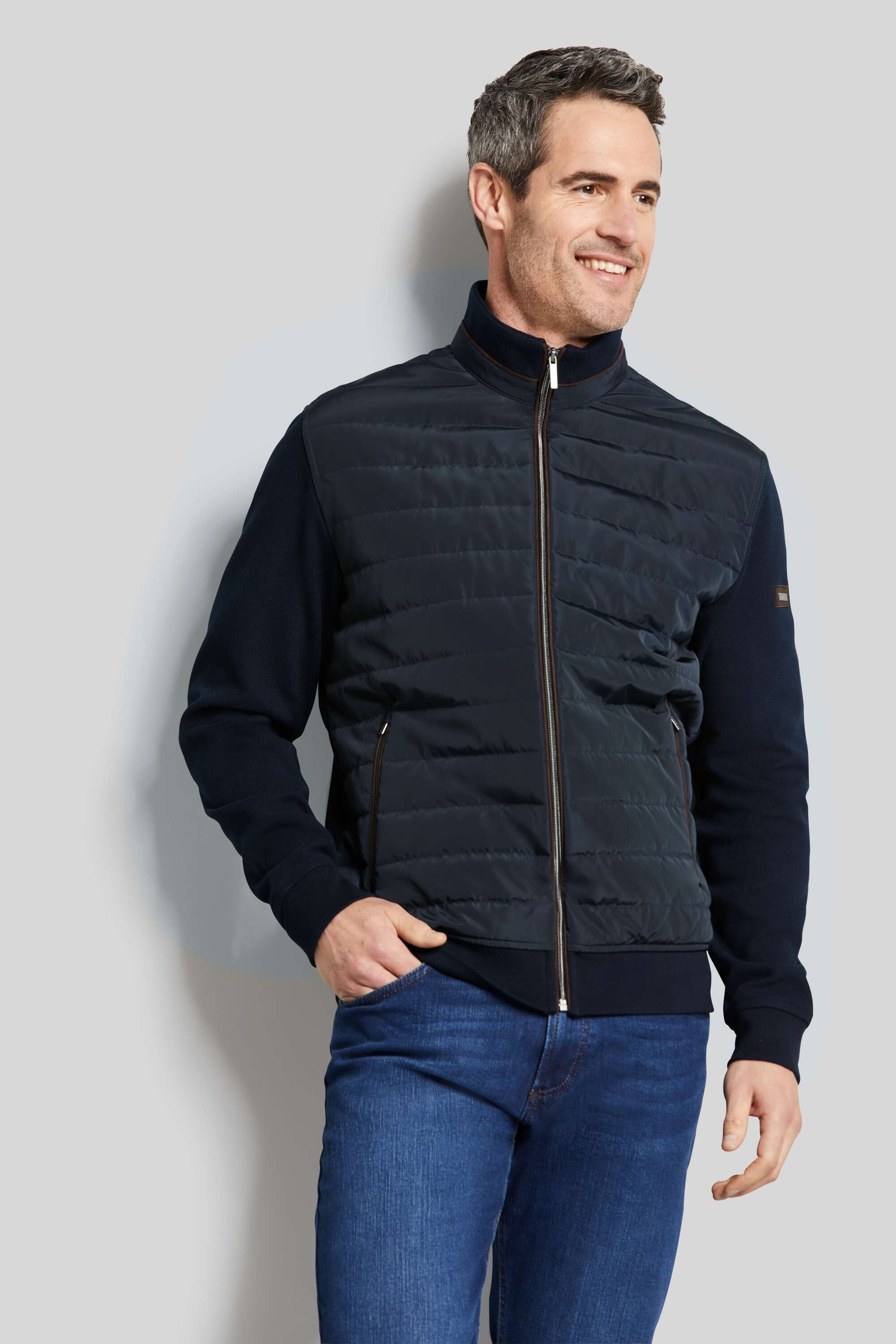 Sweatjacke mit Querstepp in marine