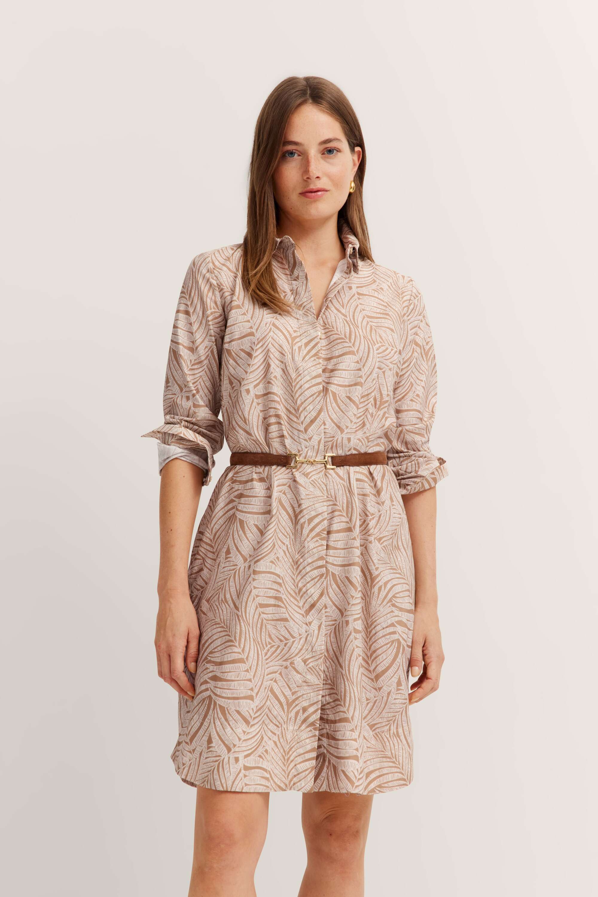 Hemdblusenkleid mit grafischem Print in beige