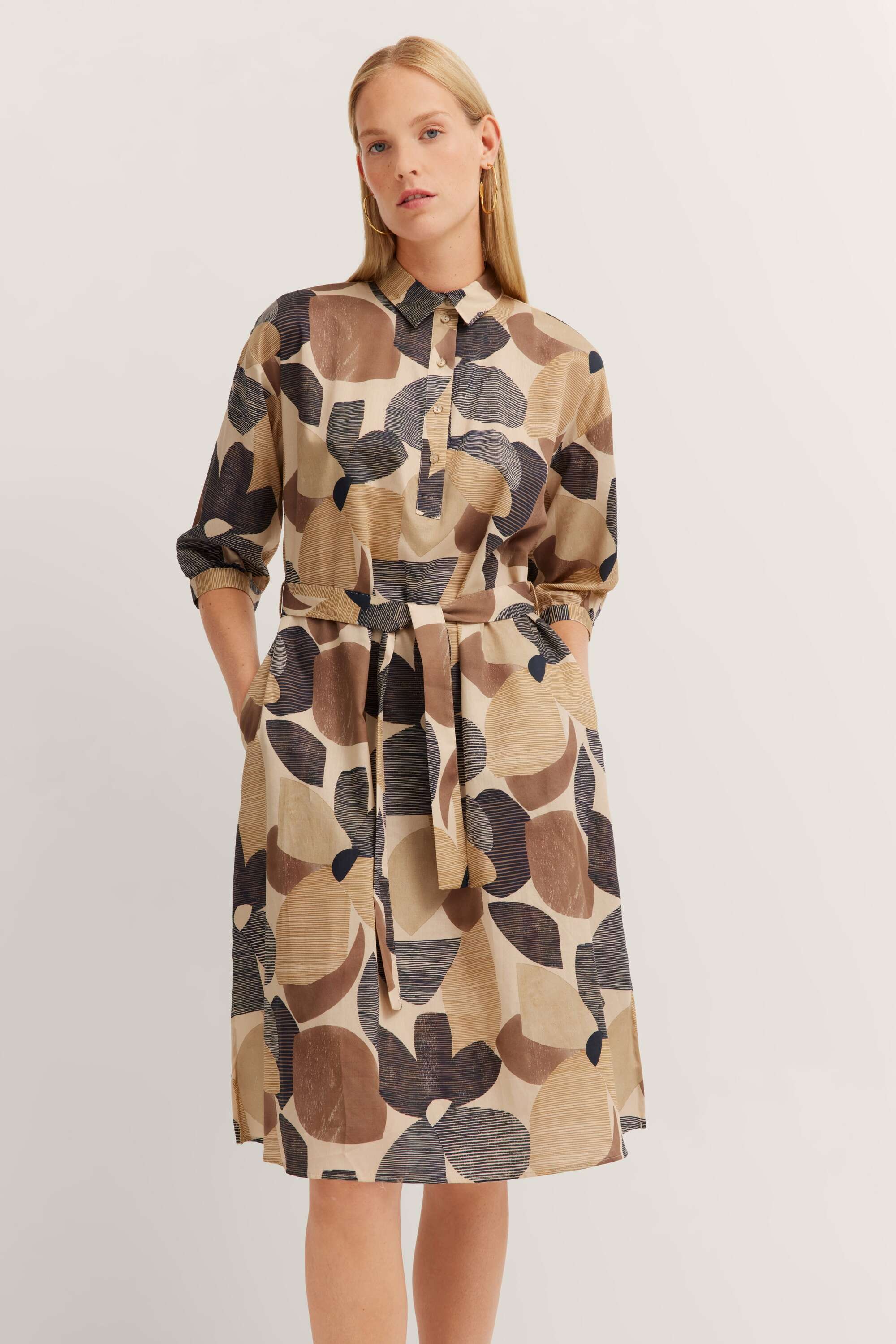 Hemdblusenkleid mit floralem Print in beige