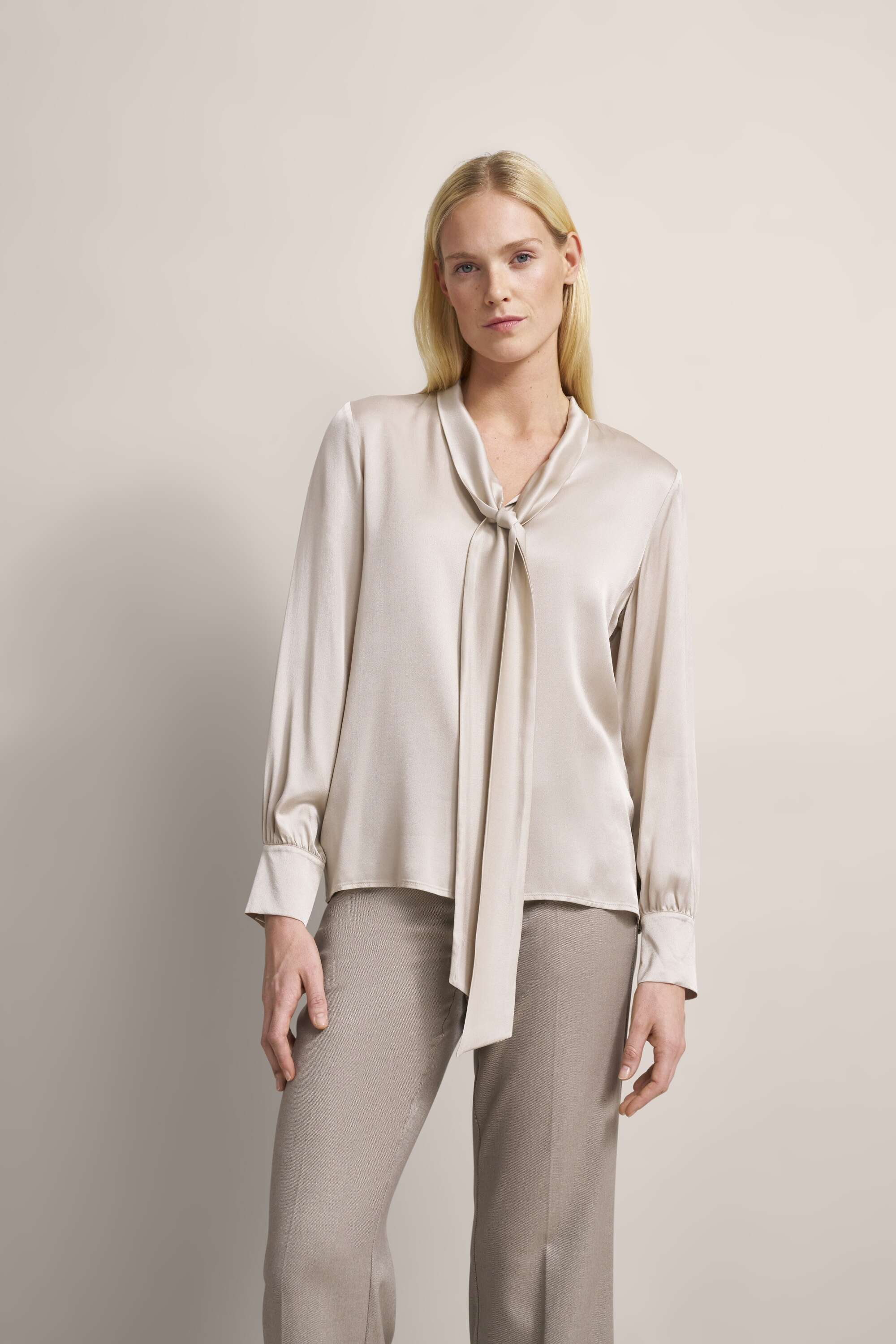 Schluppenbluse mit leichtem Glanz in beige