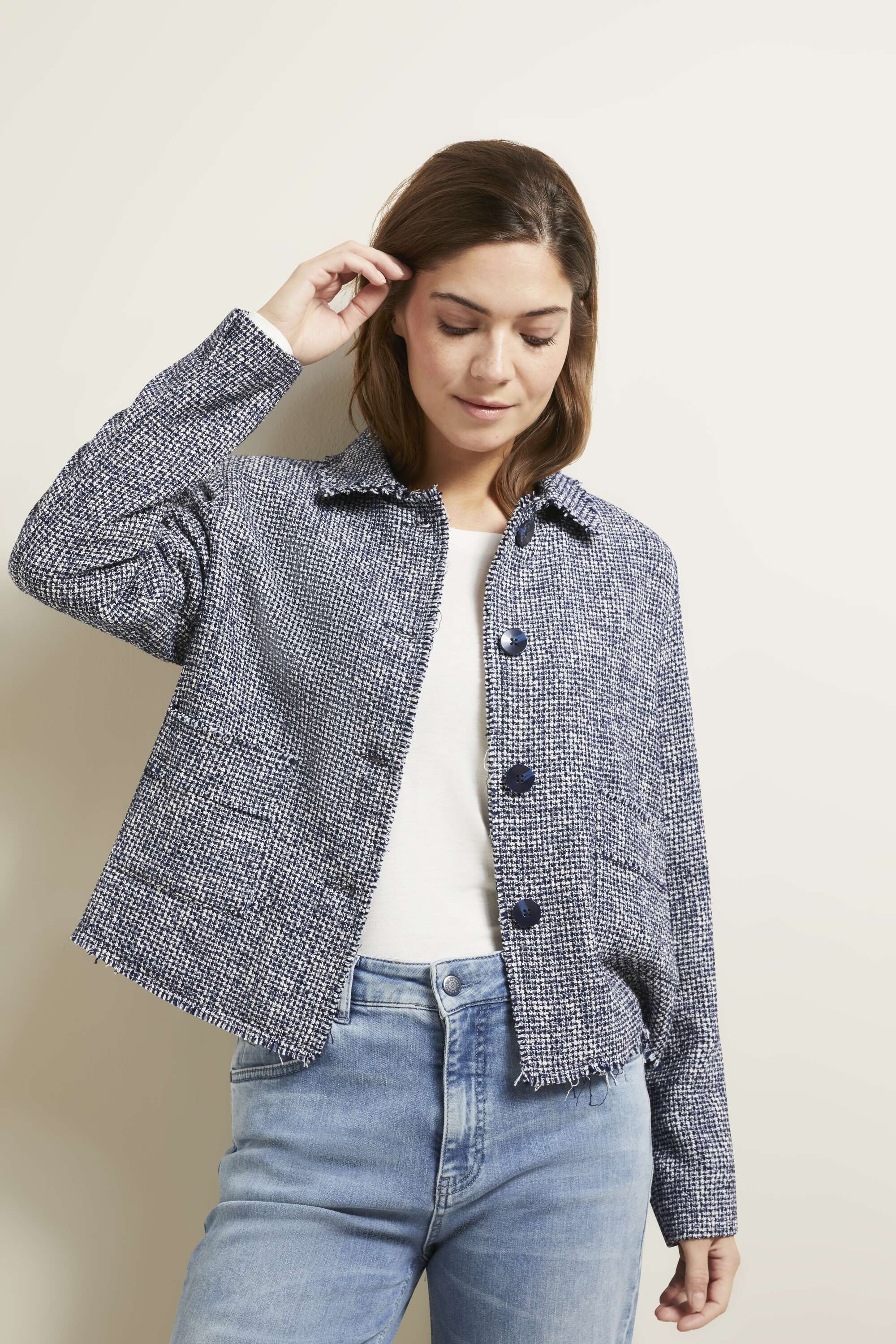 Bouclé-Jacke mit ausgefransten Kanten in marine