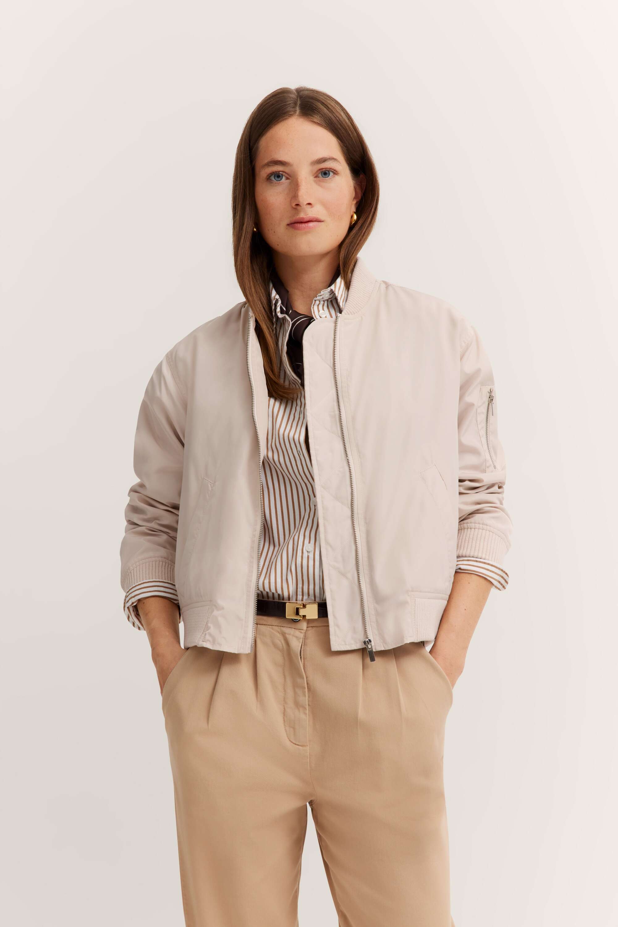 Blouson mit kleinem Kragen in beige