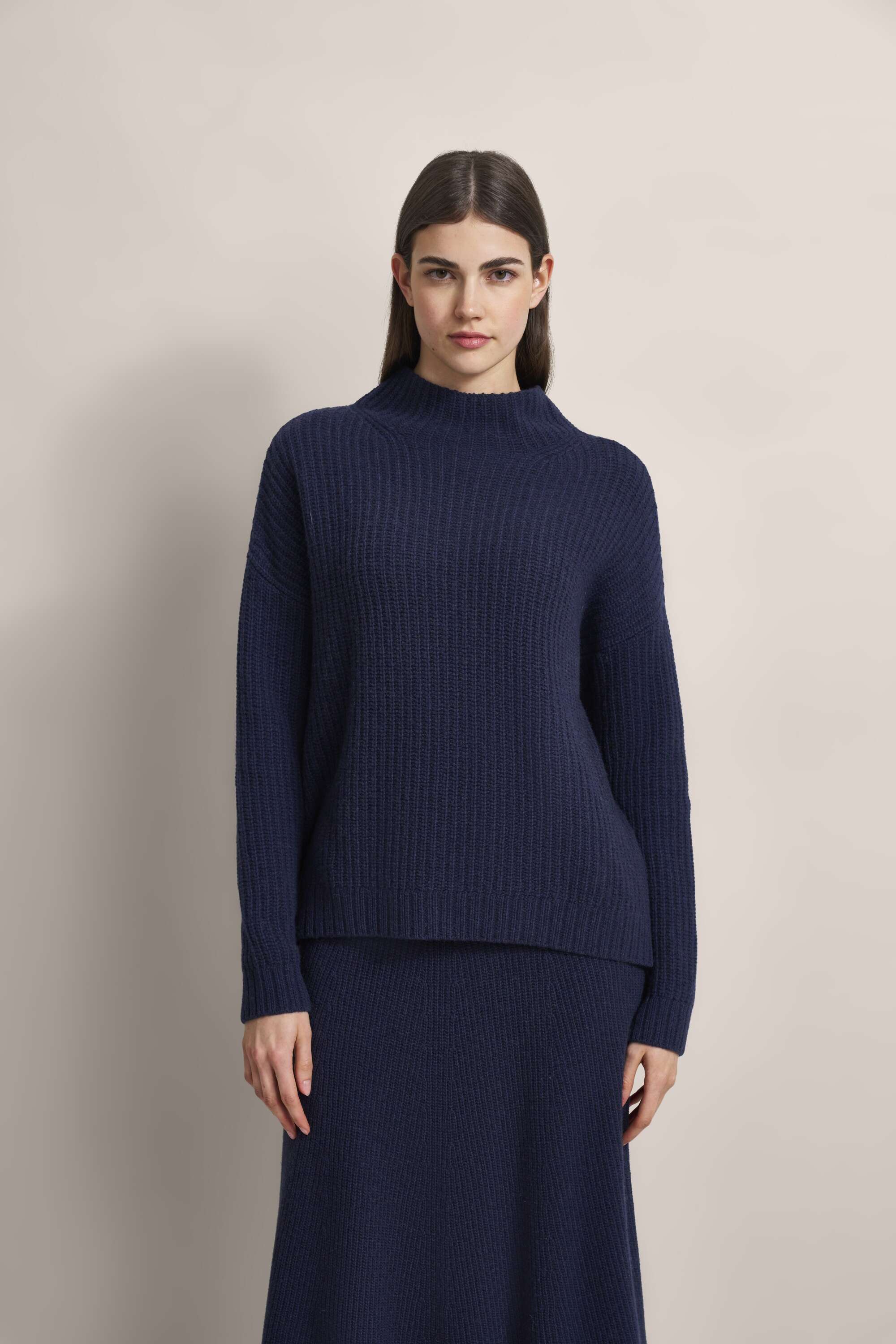 Pullover mit leichtem Turtleneck in marine