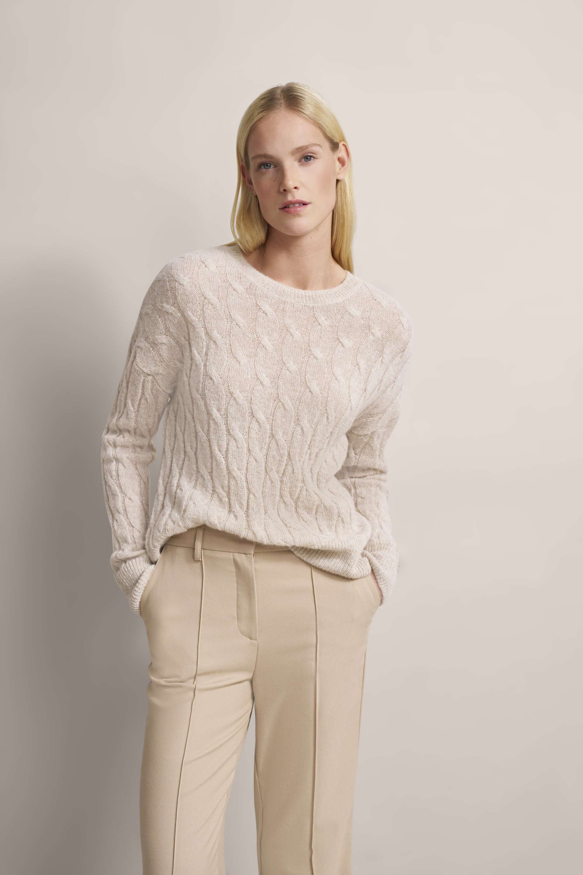 Pullover mit Zopfmuster in beige