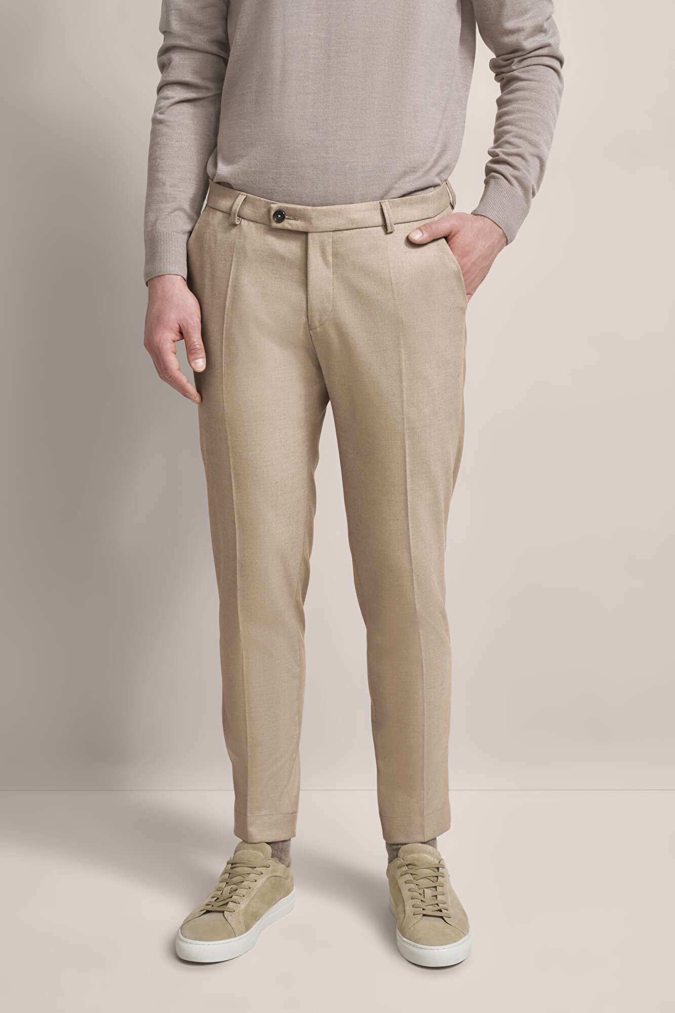 Freizeithose mit moderner Form in beige - Ansicht: Model Front