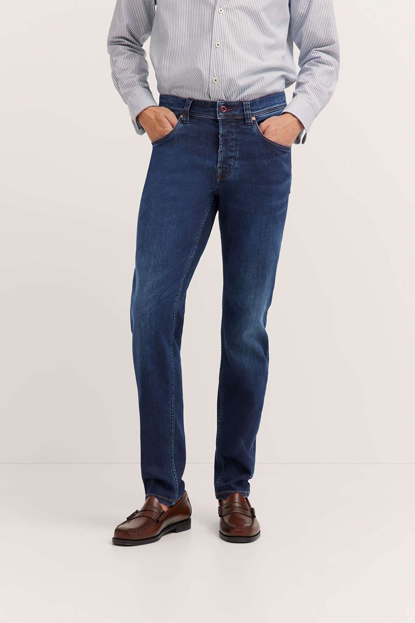 Jeans mit Stretchfunktion in dark indigo - Ansicht: Model Front