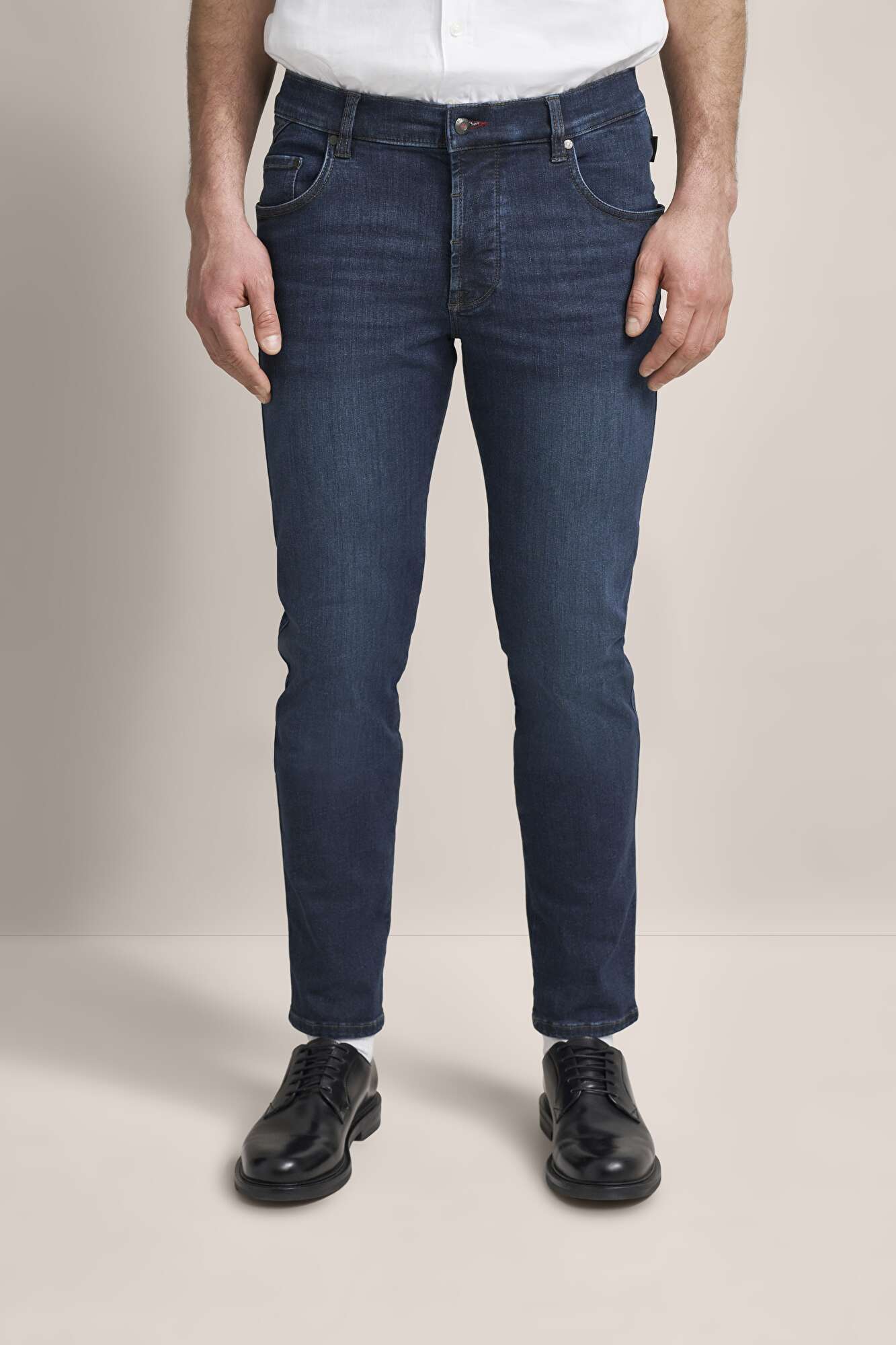 Jeans besonders bequem in ozeanblau - Ansicht: Model Front