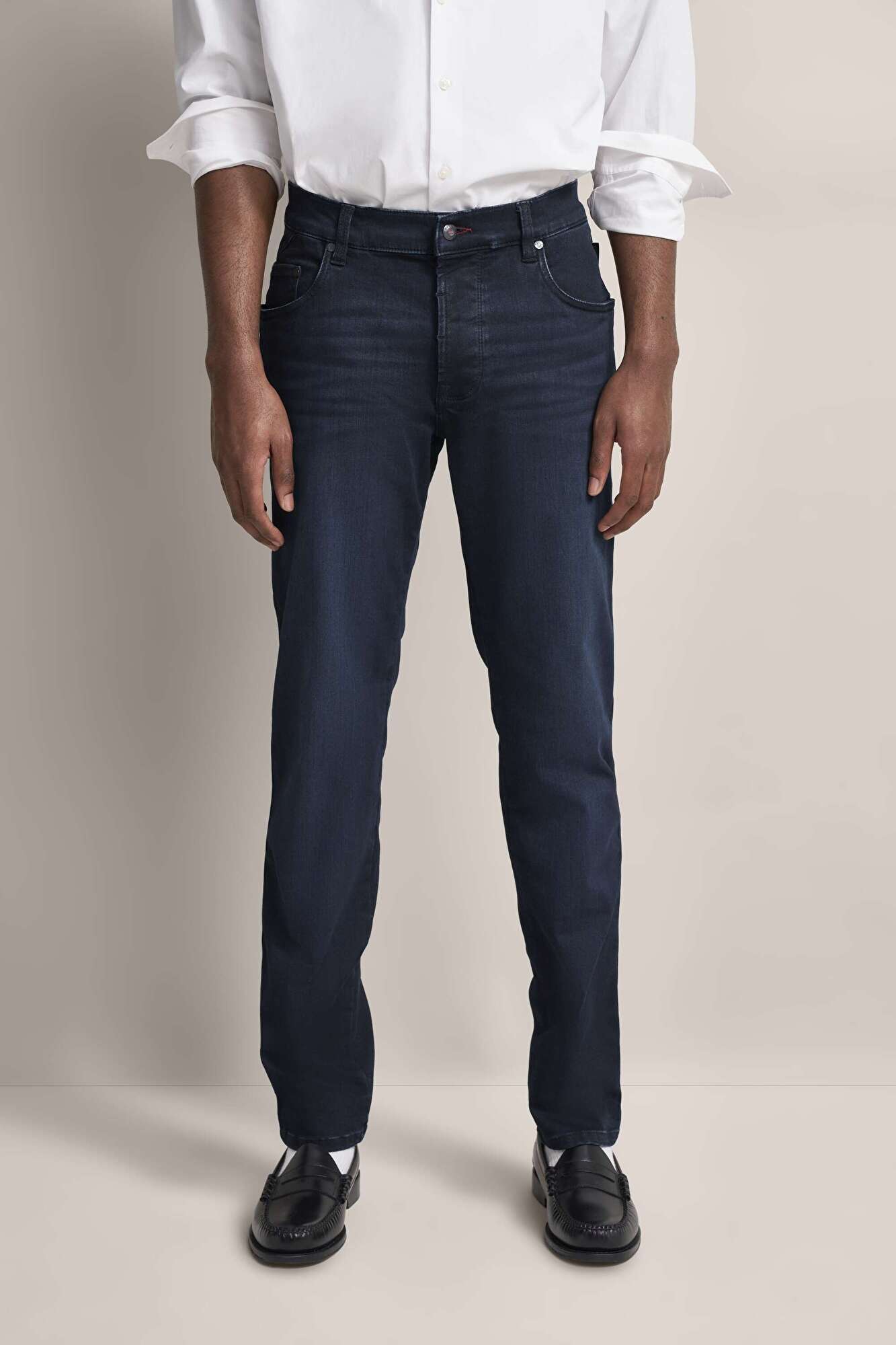 Jeans besonders bequem in mittelblau - Ansicht: Model Front