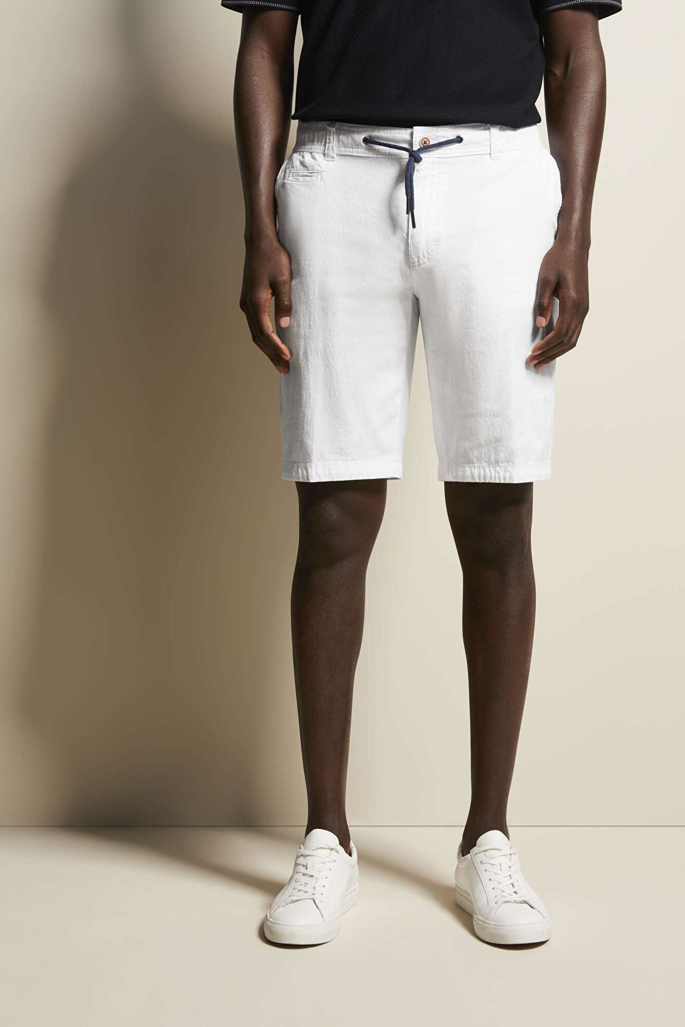 Bermuda With drawstring in white - View: Model front