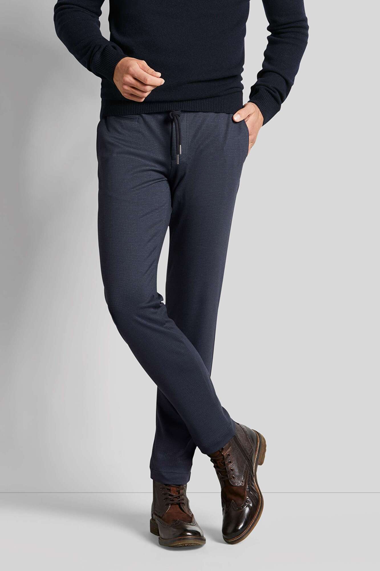 Chino mit einer modernen Silhouette in marine - Ansicht: Model Front