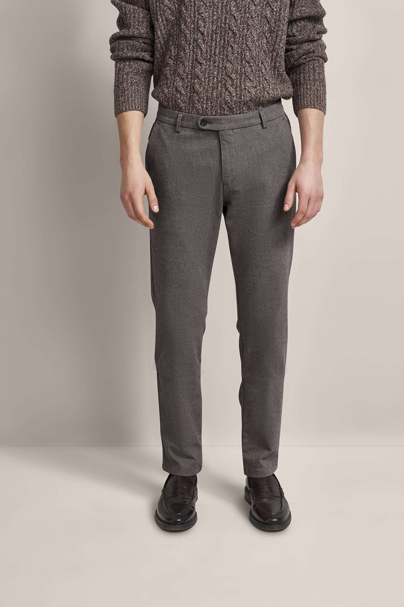 Chino aus elastischer Baumwolle in taupe - Ansicht: Model Front