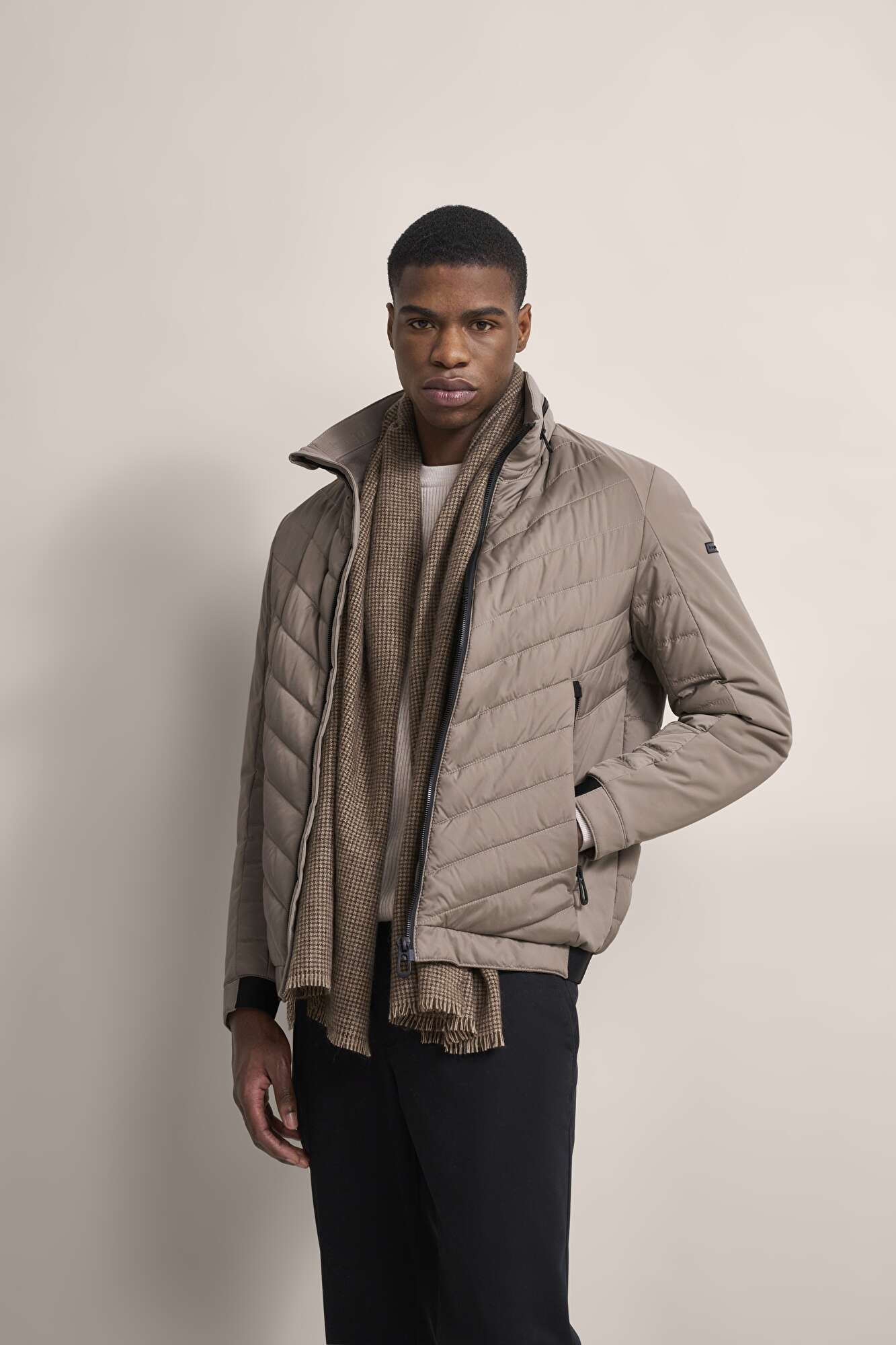 Blouson mit Frontsteppung in beige - Ansicht: Model Front