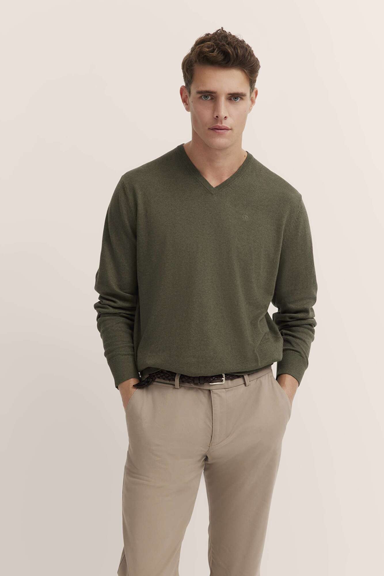 Pullover mit V-Ausschnitt in oliv - Ansicht: Model Front