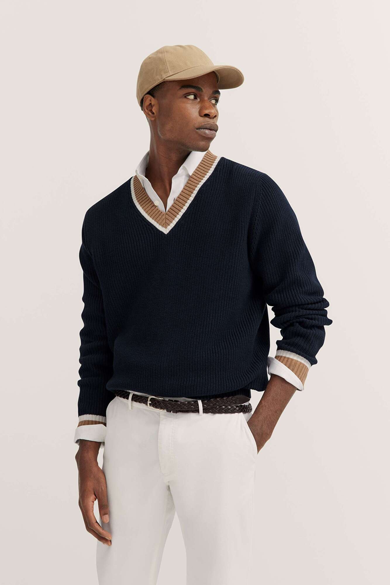 Pullover mit V-Ausschnitt in marine - Ansicht: Model Front