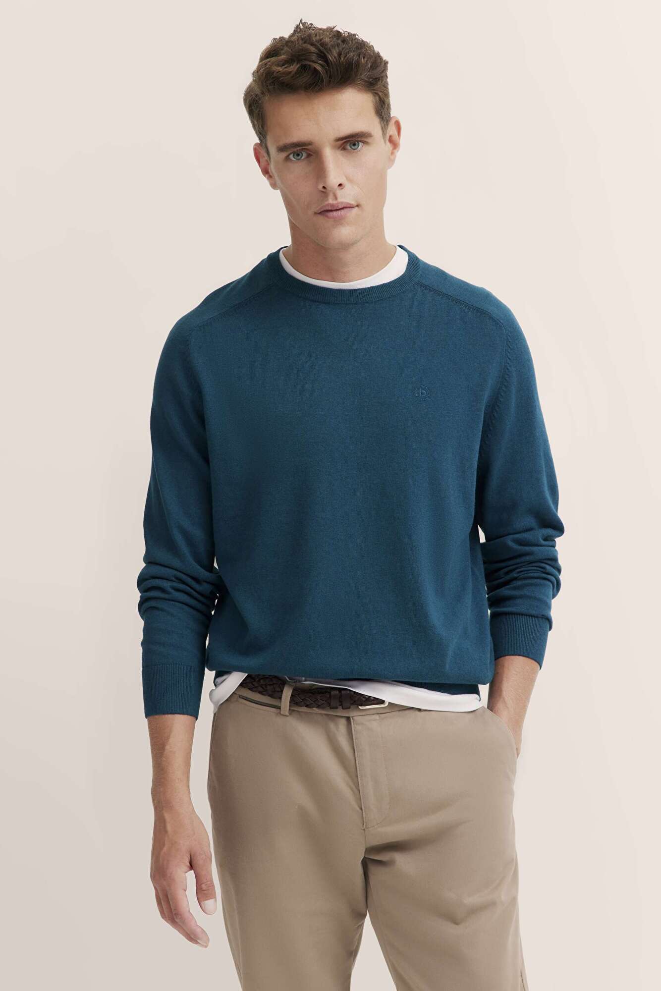 Jumper made from a high-quality cashmere blend in petroleum blue - View: Model front