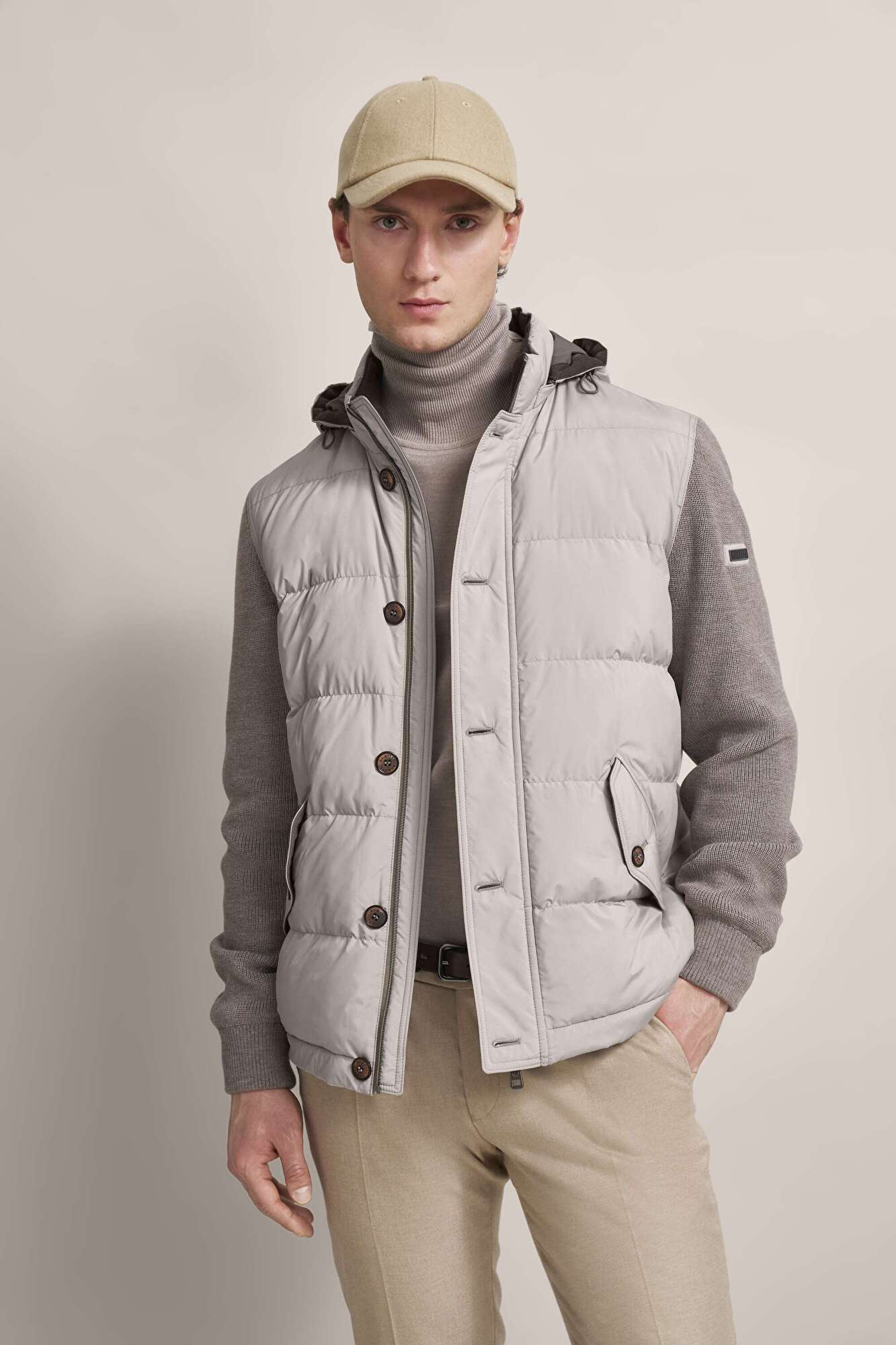 Jacke mit Stehkragen und Kapuze in beige - Ansicht: Model Front