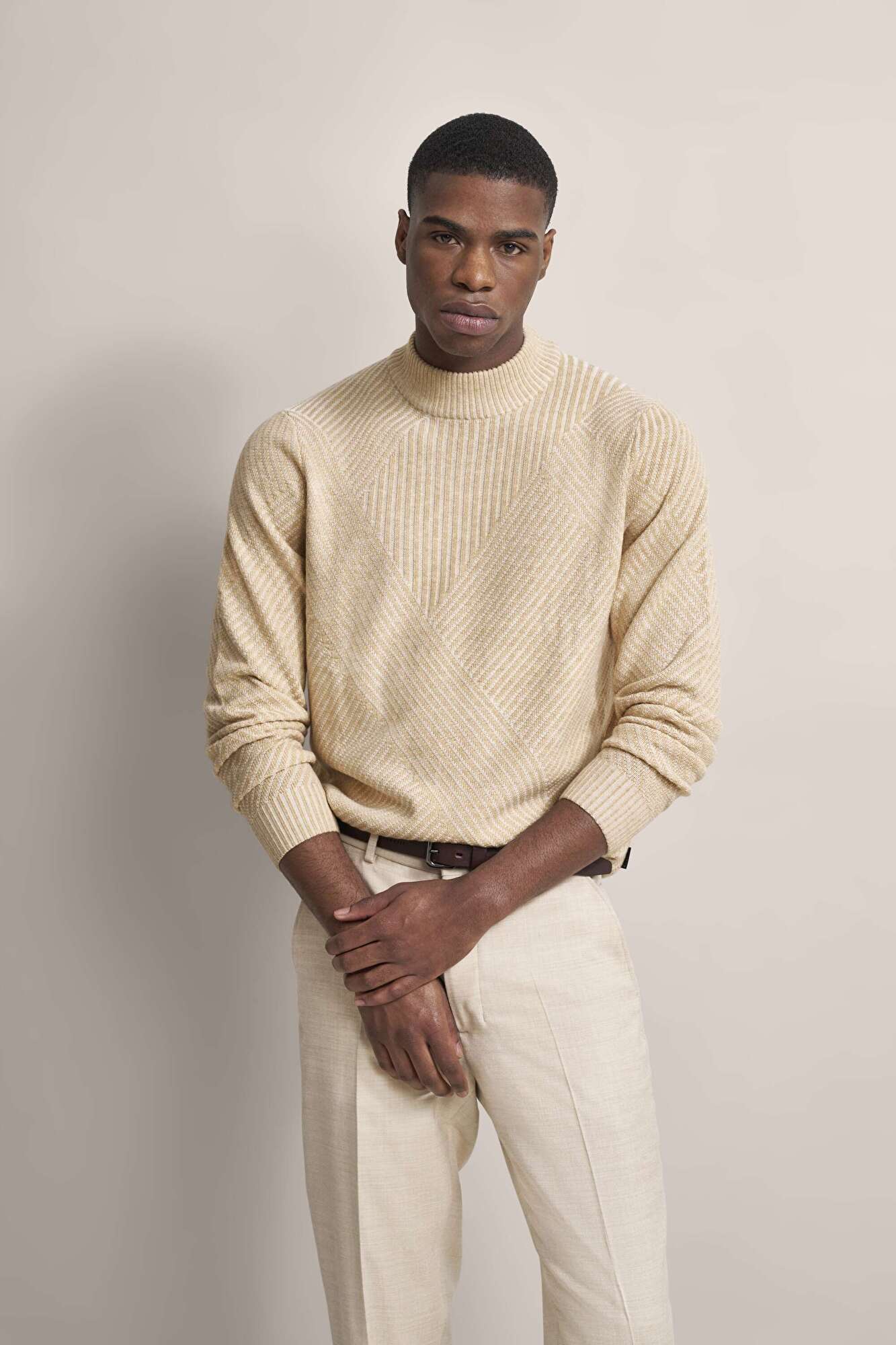 Pullover mit Turtleneck in beige - Ansicht: Model Front