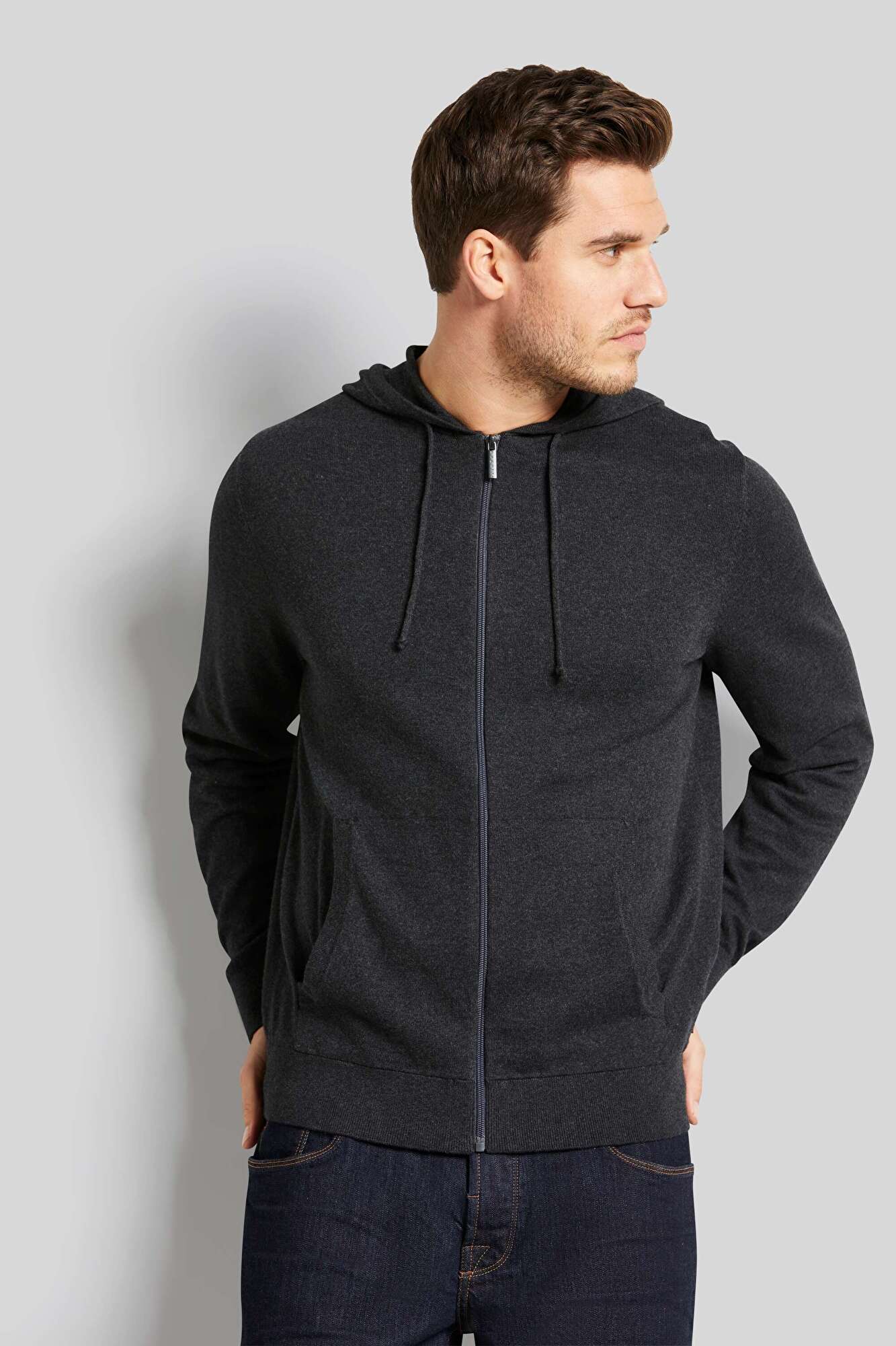 Kapuzenpullover mit Kaschmiranteil in dunkelgrau - Ansicht: Model Front