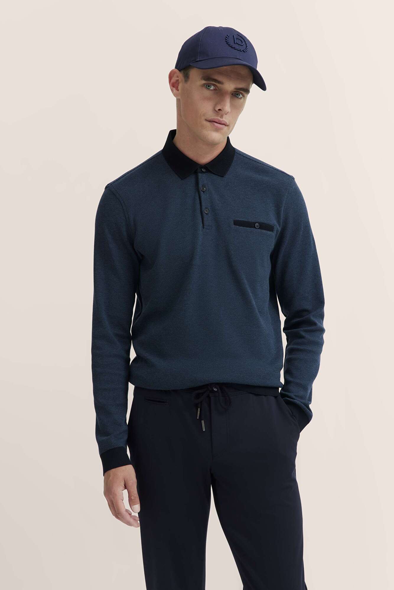 Long-sleeved polo shirt with structured collar in navy - View: Model front