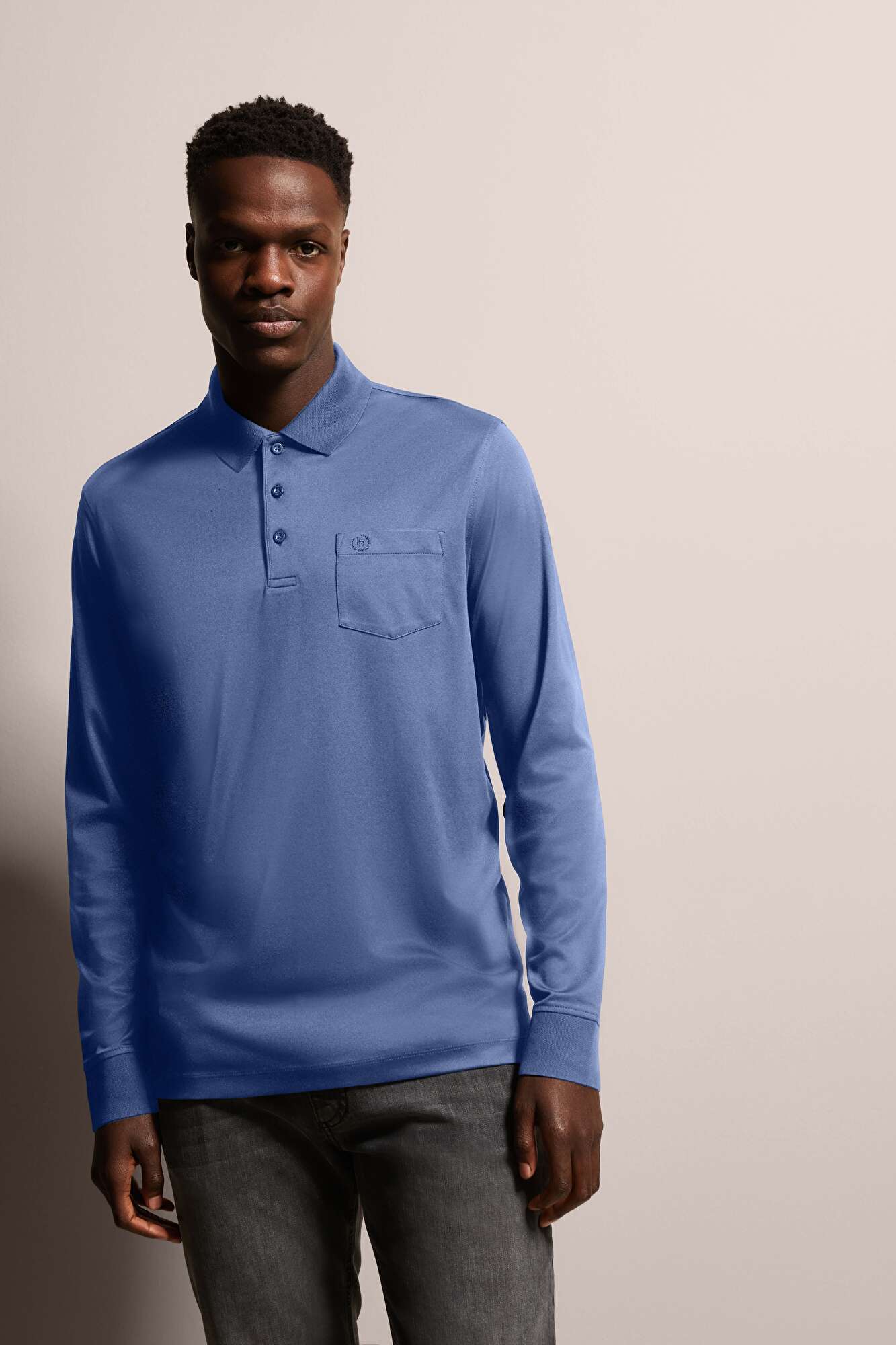 Langarm-Polo mit feiner zweifarbiger Strukturoptik in blaugrau - Ansicht: Model Front