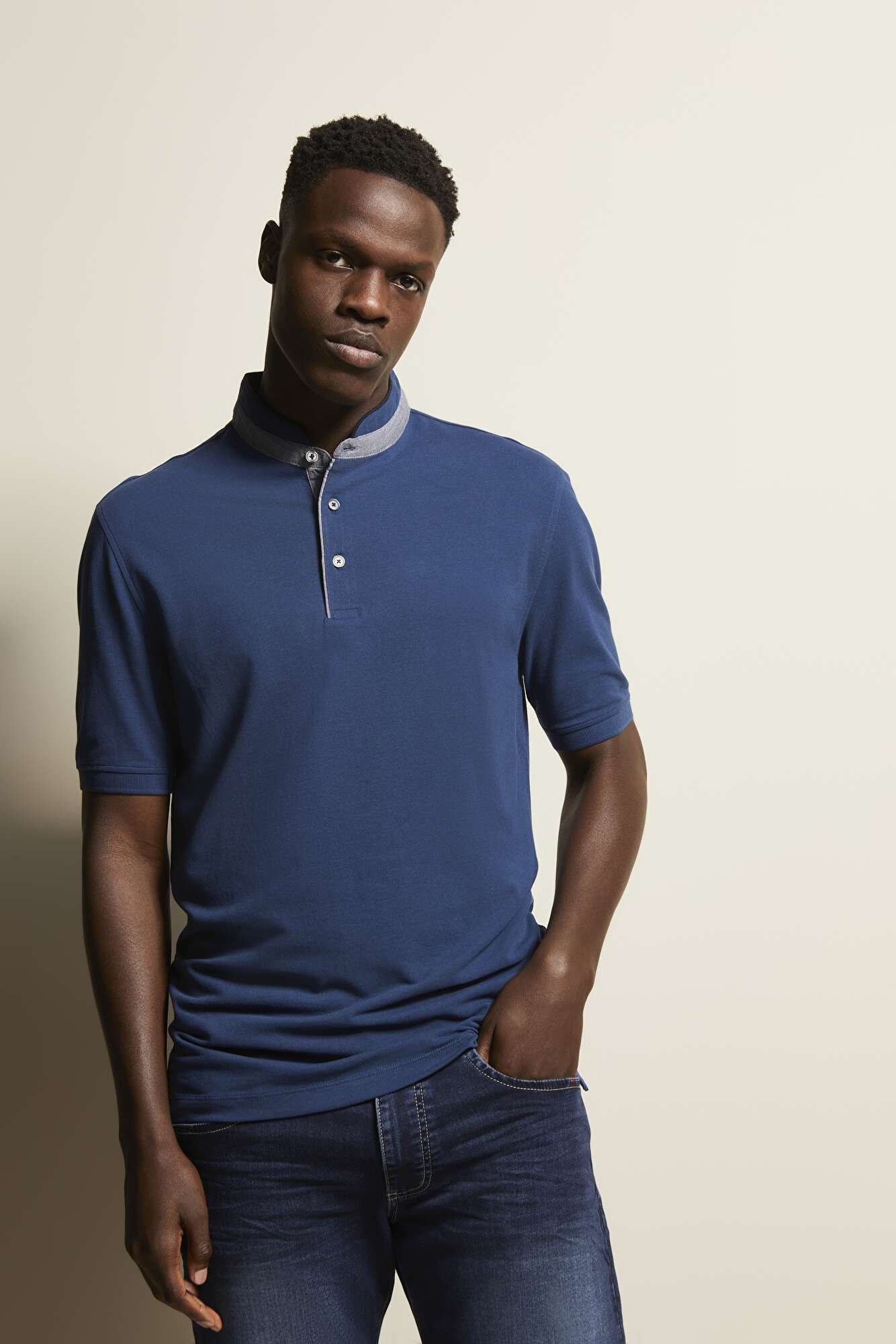 Polo shirt with band collar in navy - View: Model front