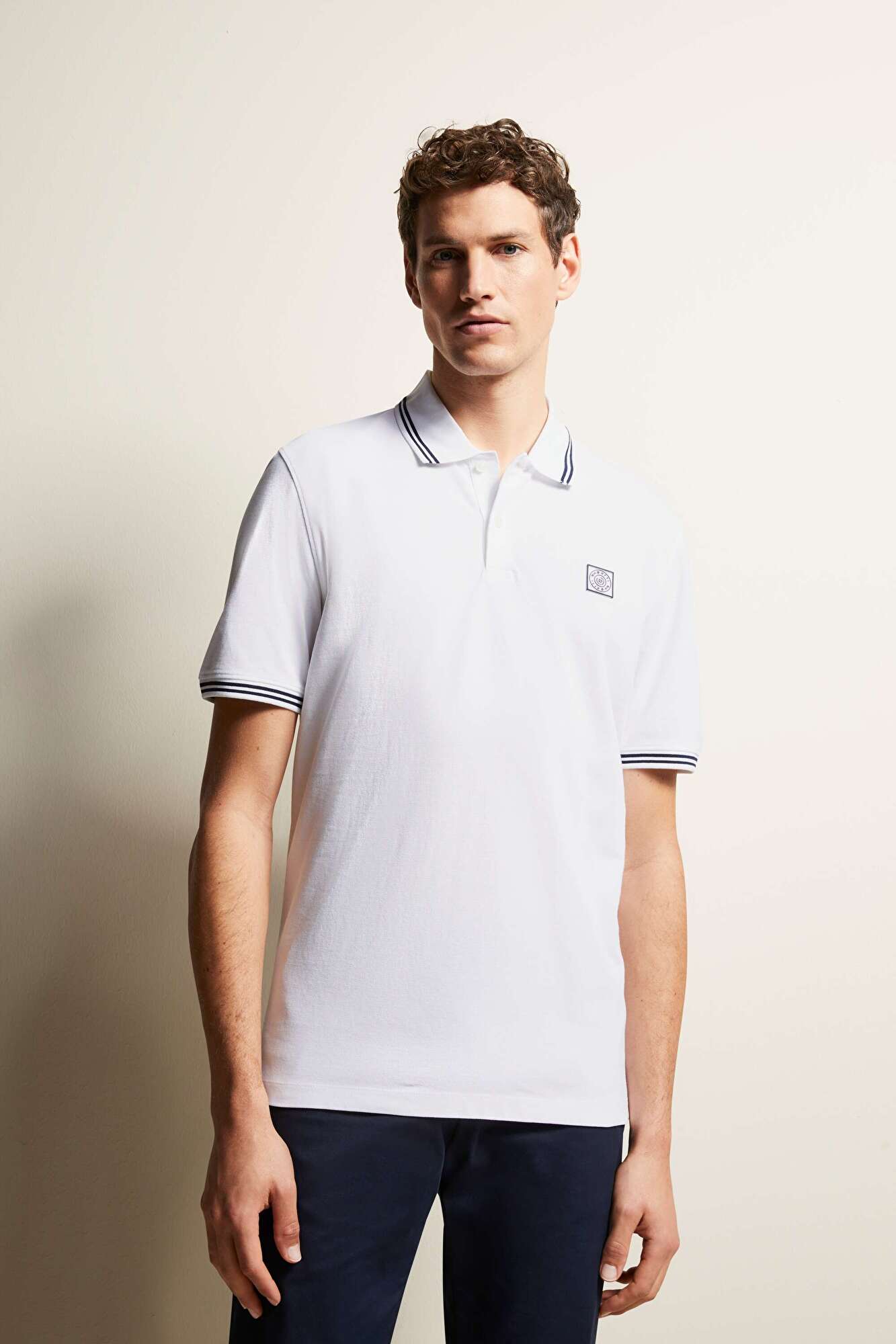 Polo shirt with contrasting stripes in white - View: Model front