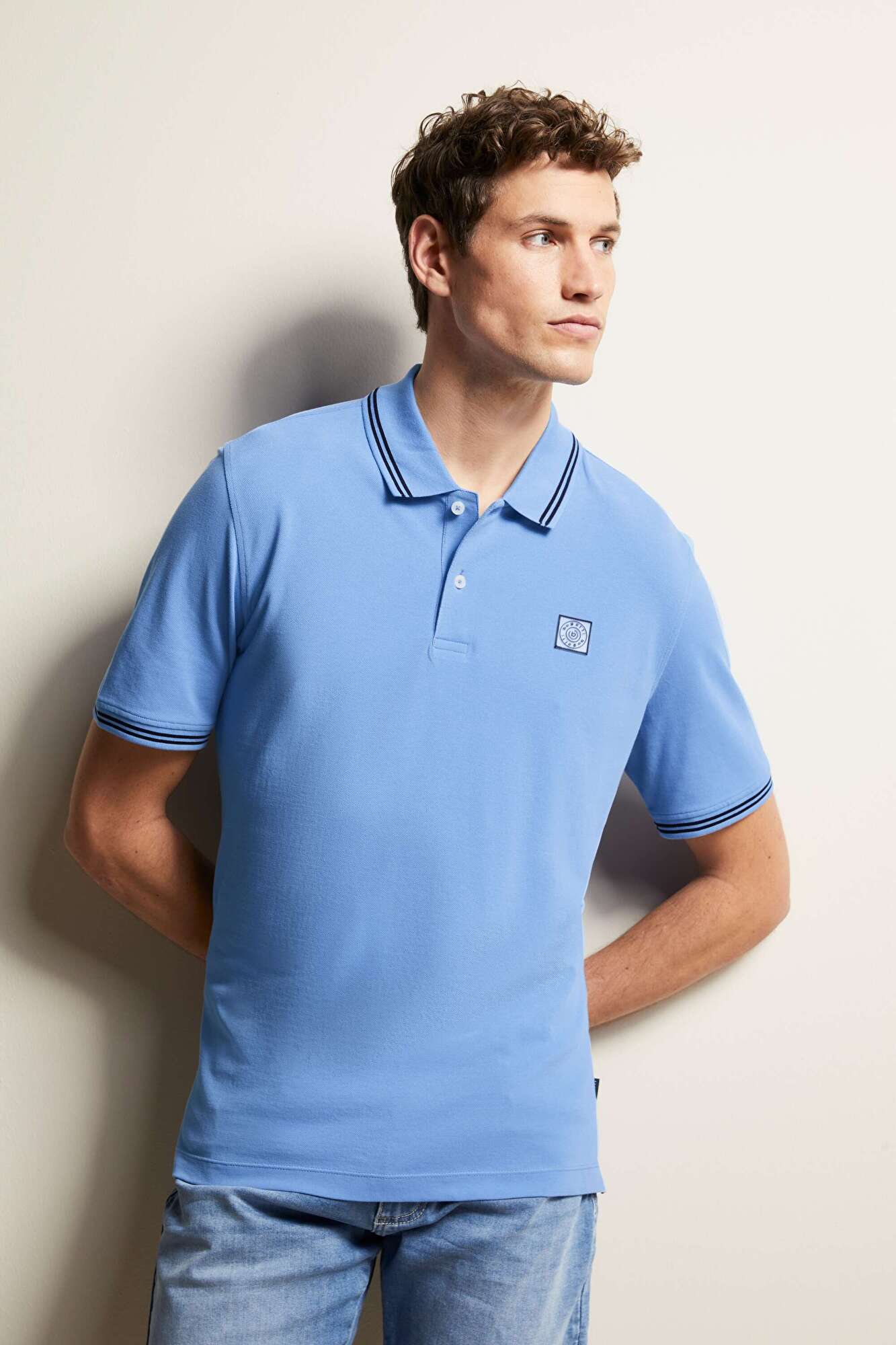 Polo shirt with contrasting stripes in blue grey - View: Model front