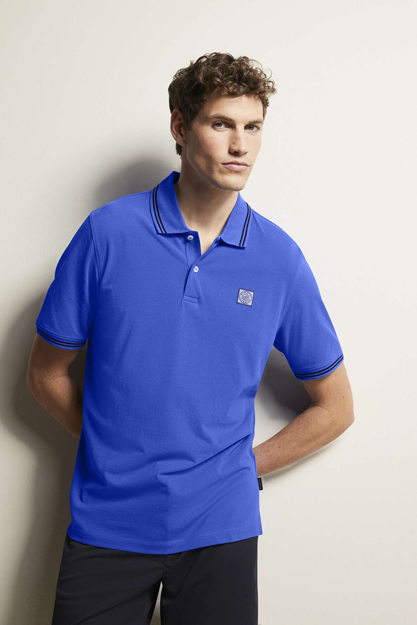 Polohemd mit Kontraststreifen in blau - Ansicht: Model Front