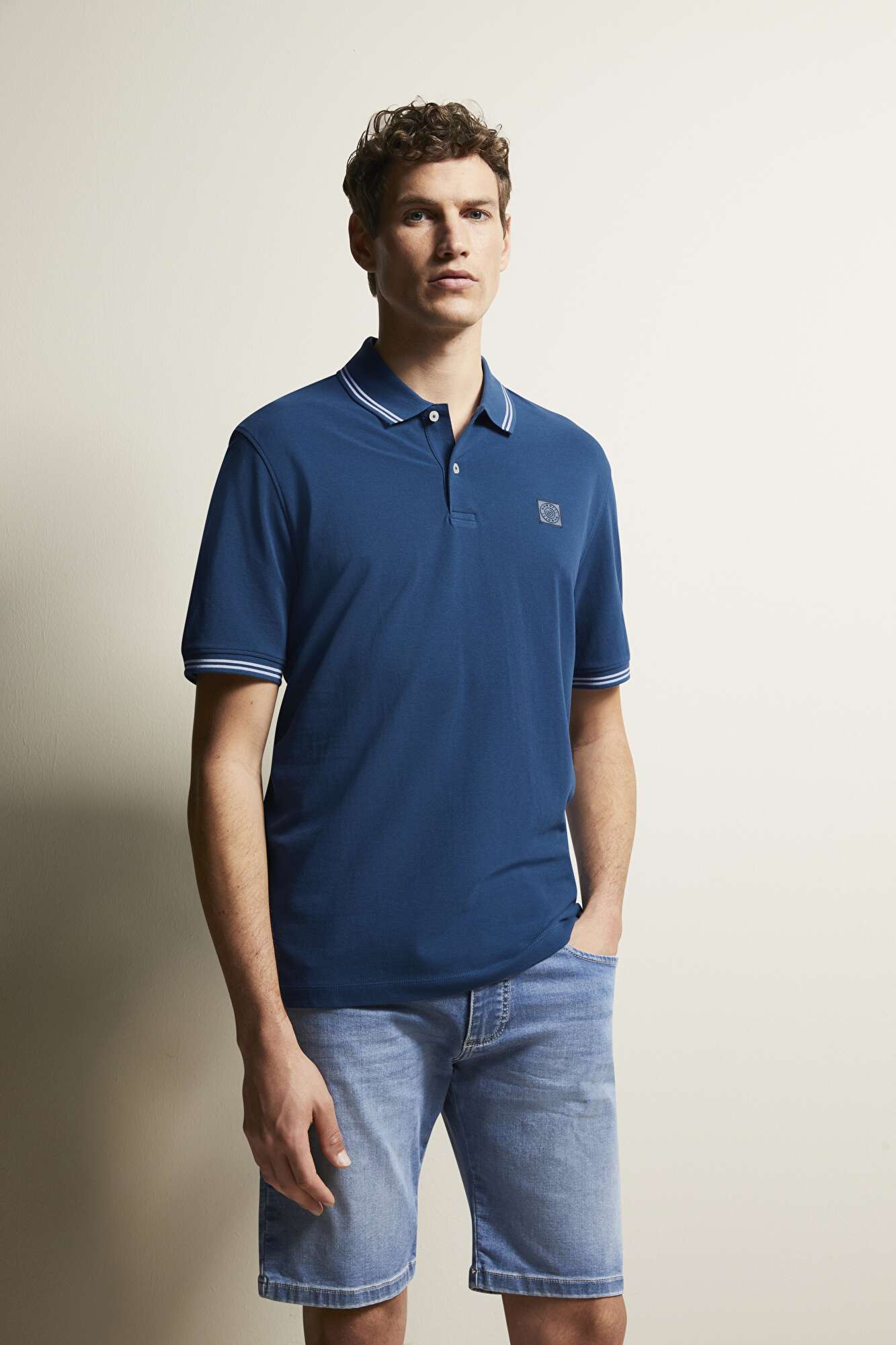 Polo shirt with contrasting stripes in navy - View: Model front