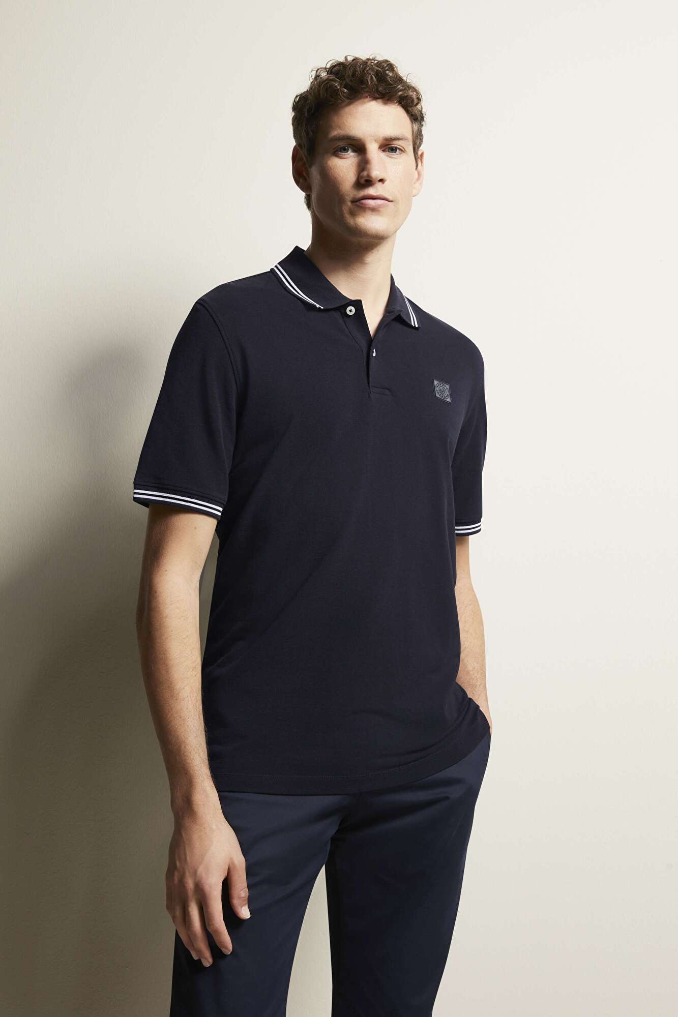 Polo shirt with contrasting stripes in navy - View: Model front