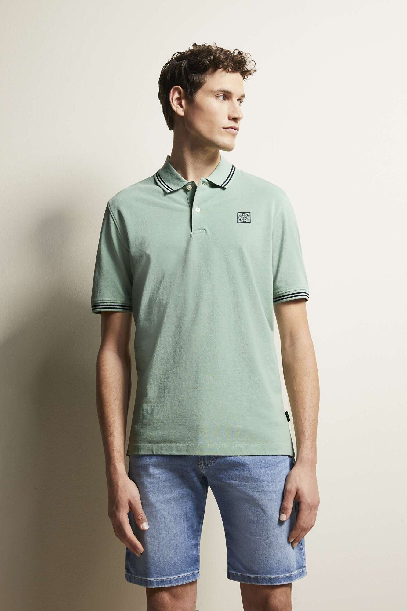 Polohemd mit Kontraststreifen in mint - Ansicht: Model Front