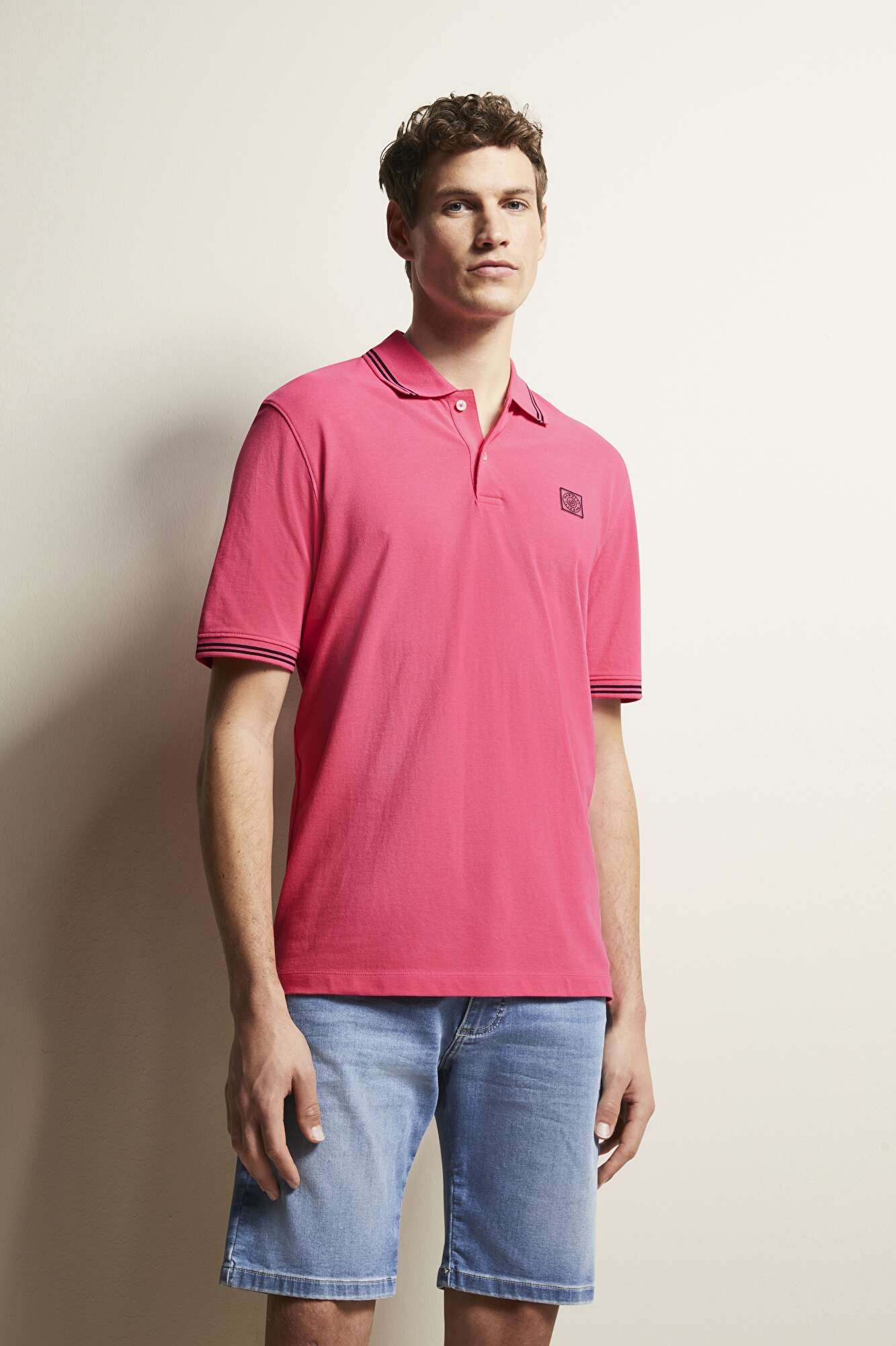 Polohemd mit Kontraststreifen in pink - Ansicht: Model Front