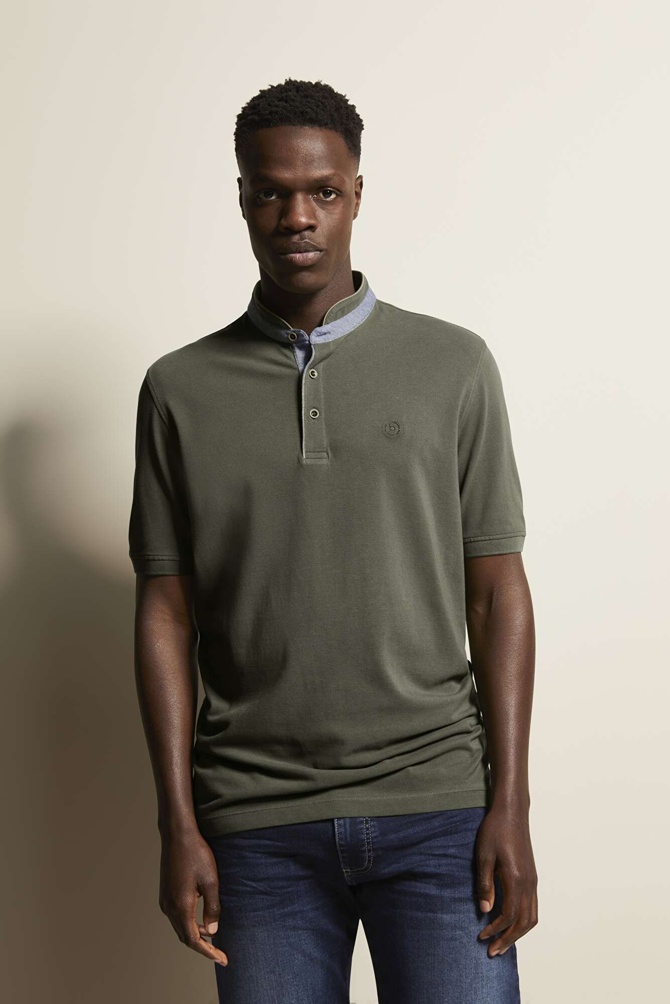 Polo shirt with band collar in moss green - View: Model front