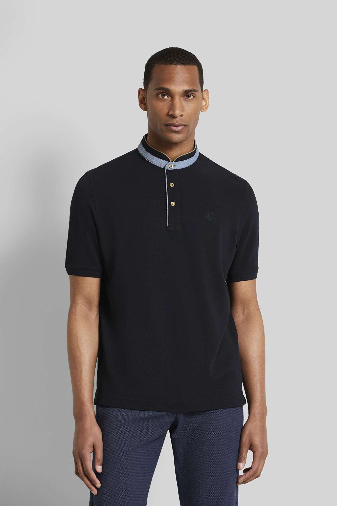 Polo shirt with band collar in navy - View: Model front