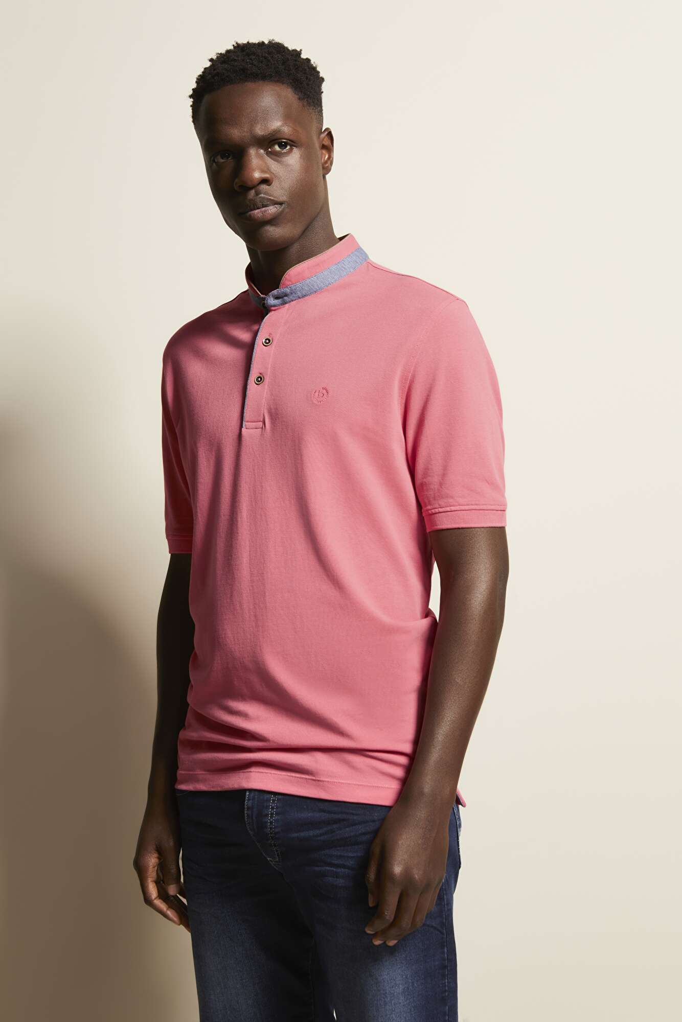 Polo mit Stehkragen in apricot - Ansicht: Model Front