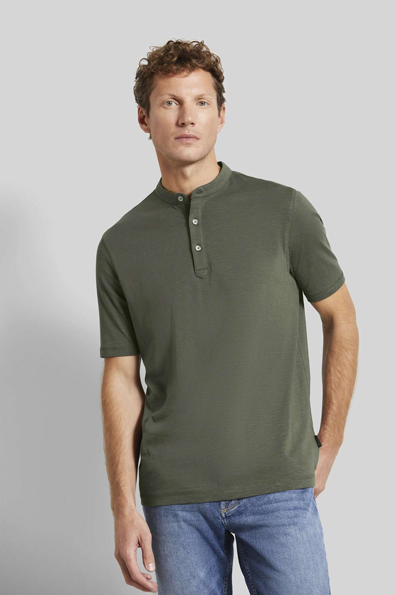 Polo shirt with band collar in moss green - View: Model front