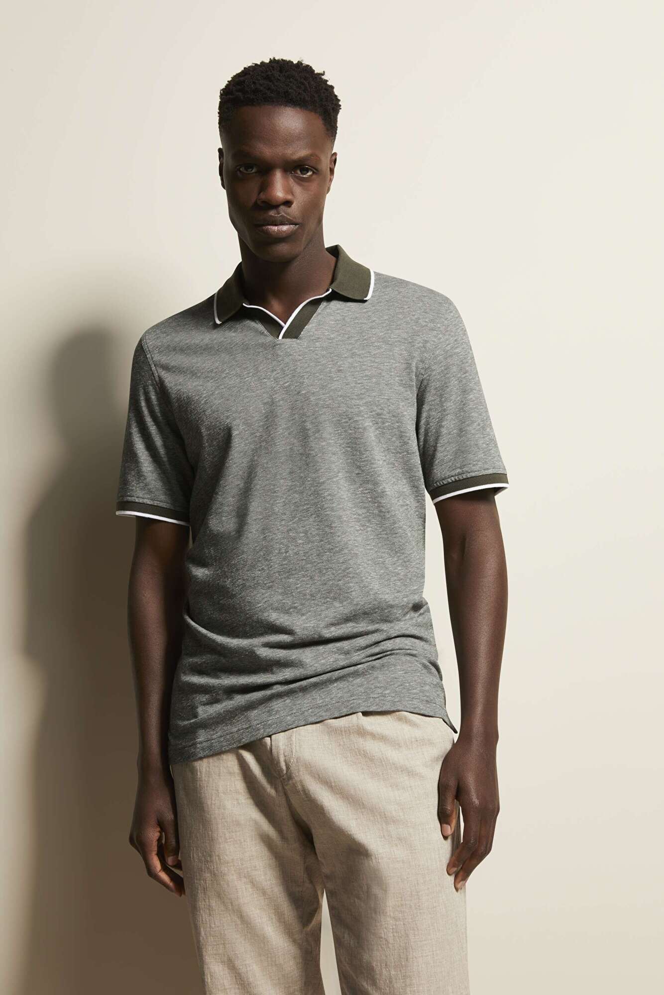 Polo shirt with contrasting stripes in moss green - View: Model front