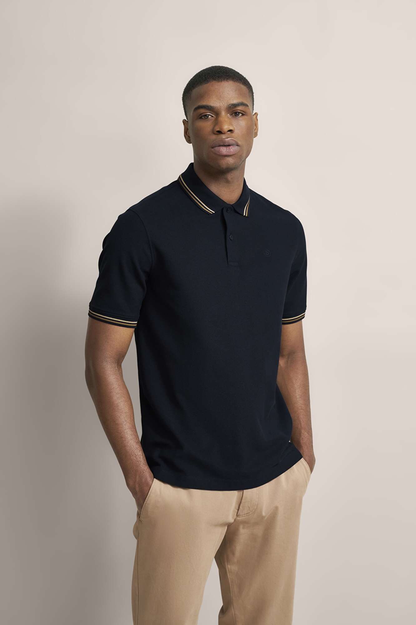 Poloshirt mit Kontraststreifen in marine - Ansicht: Model Front