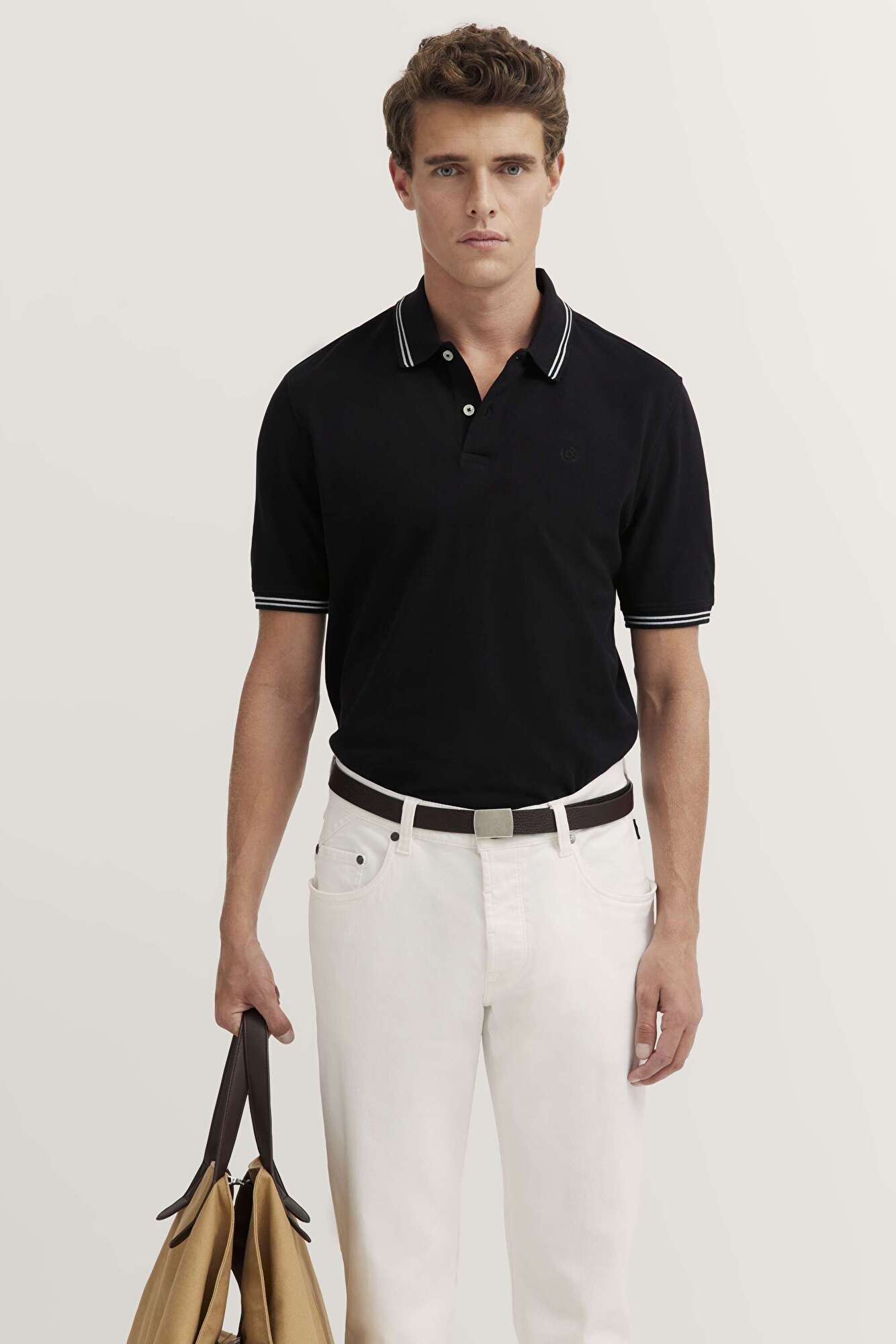 Polo mit Kontraststreifen und Bruststickerei in schwarz - Ansicht: Model Front